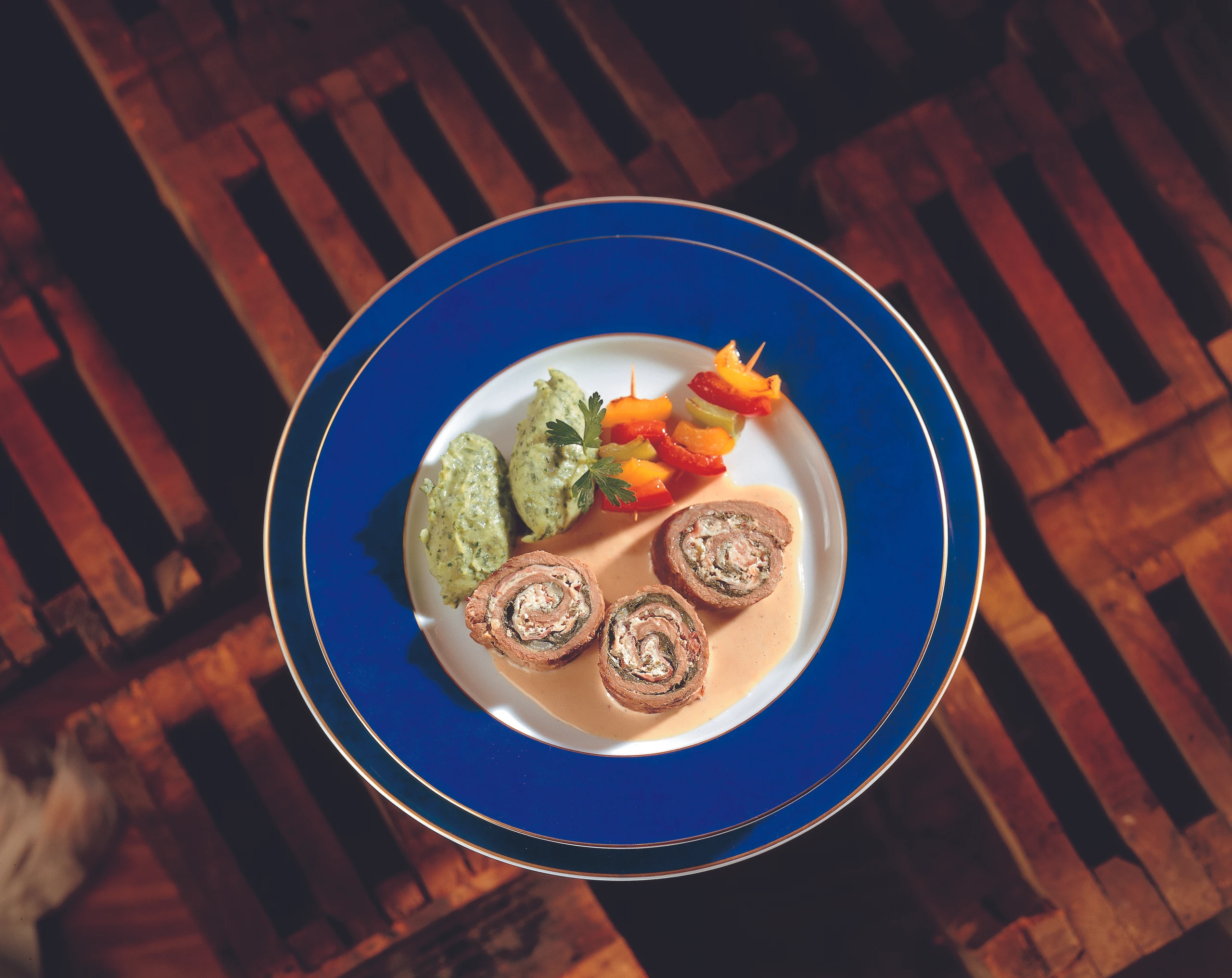 Rindsrouladen mit pikanter Frischkäsefülle