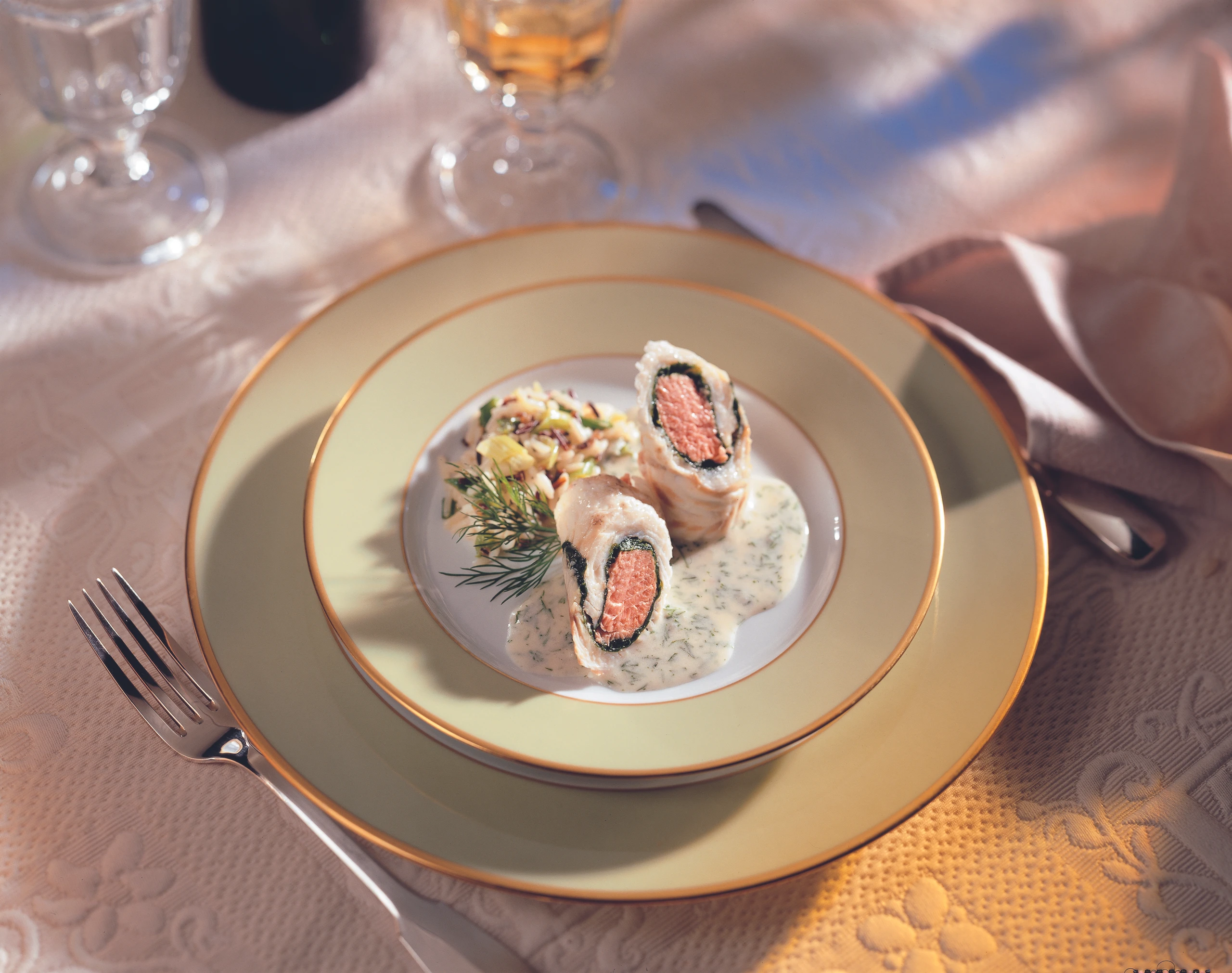 Pochierte Zander-Lachs-Röllchen mit Jungzwiebelreis