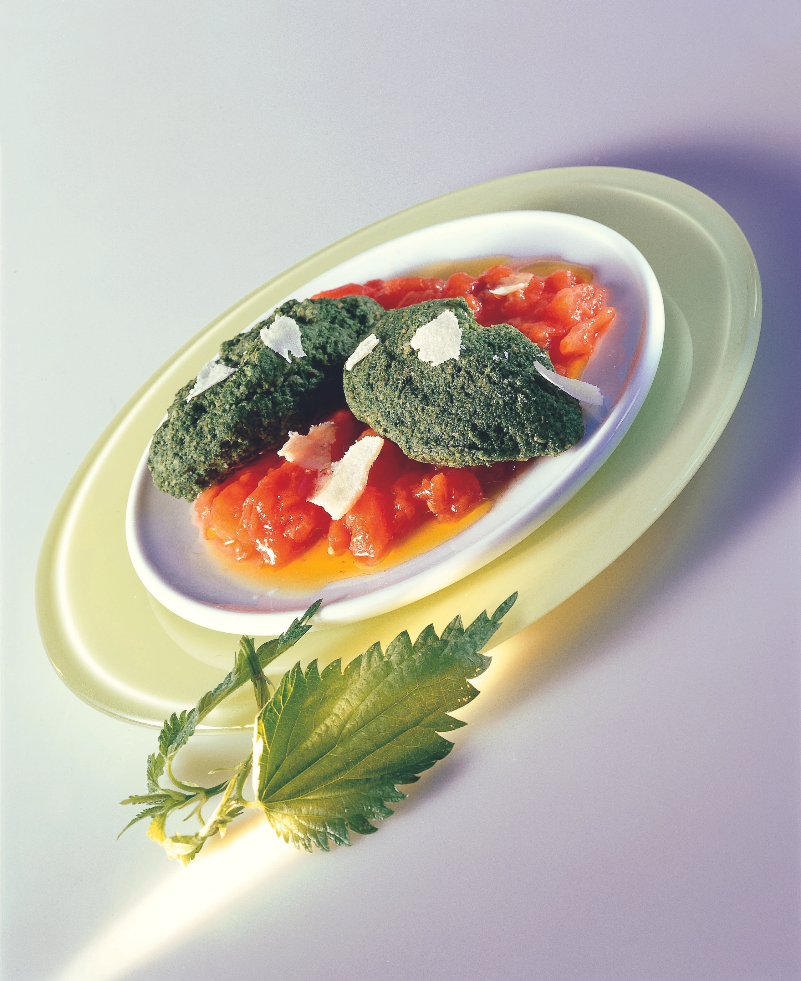 Brennnessel-Nockerl mit Paradeiser-Ragout