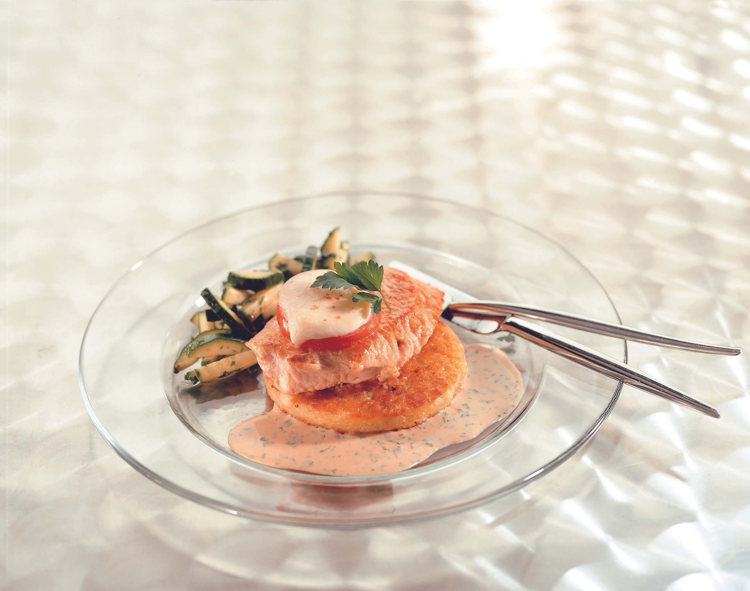 Überbackenes Putensteak auf Zucchinigemüse