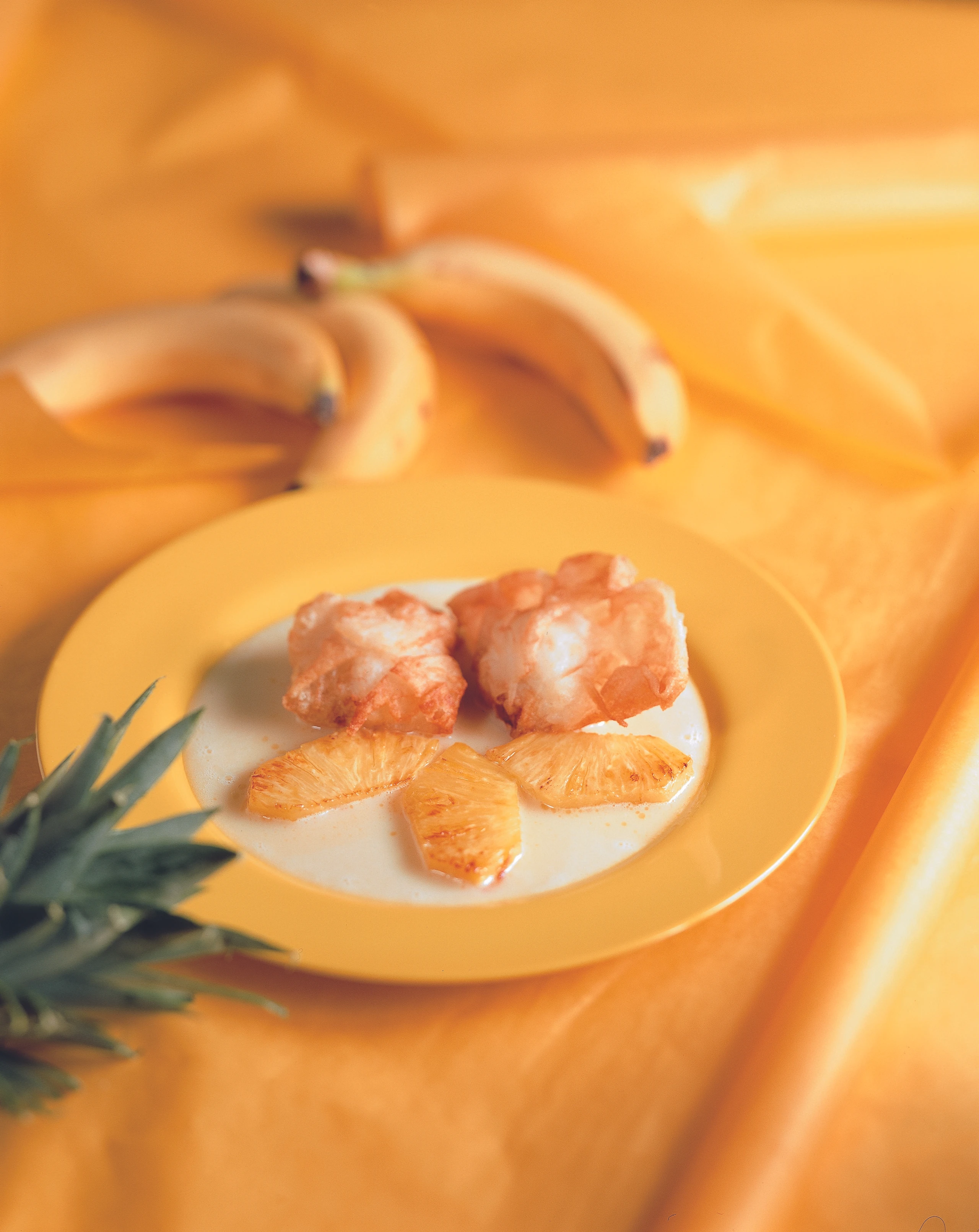 Knusprige Bananen-Reiskrapferl mit weißer Schokosauce