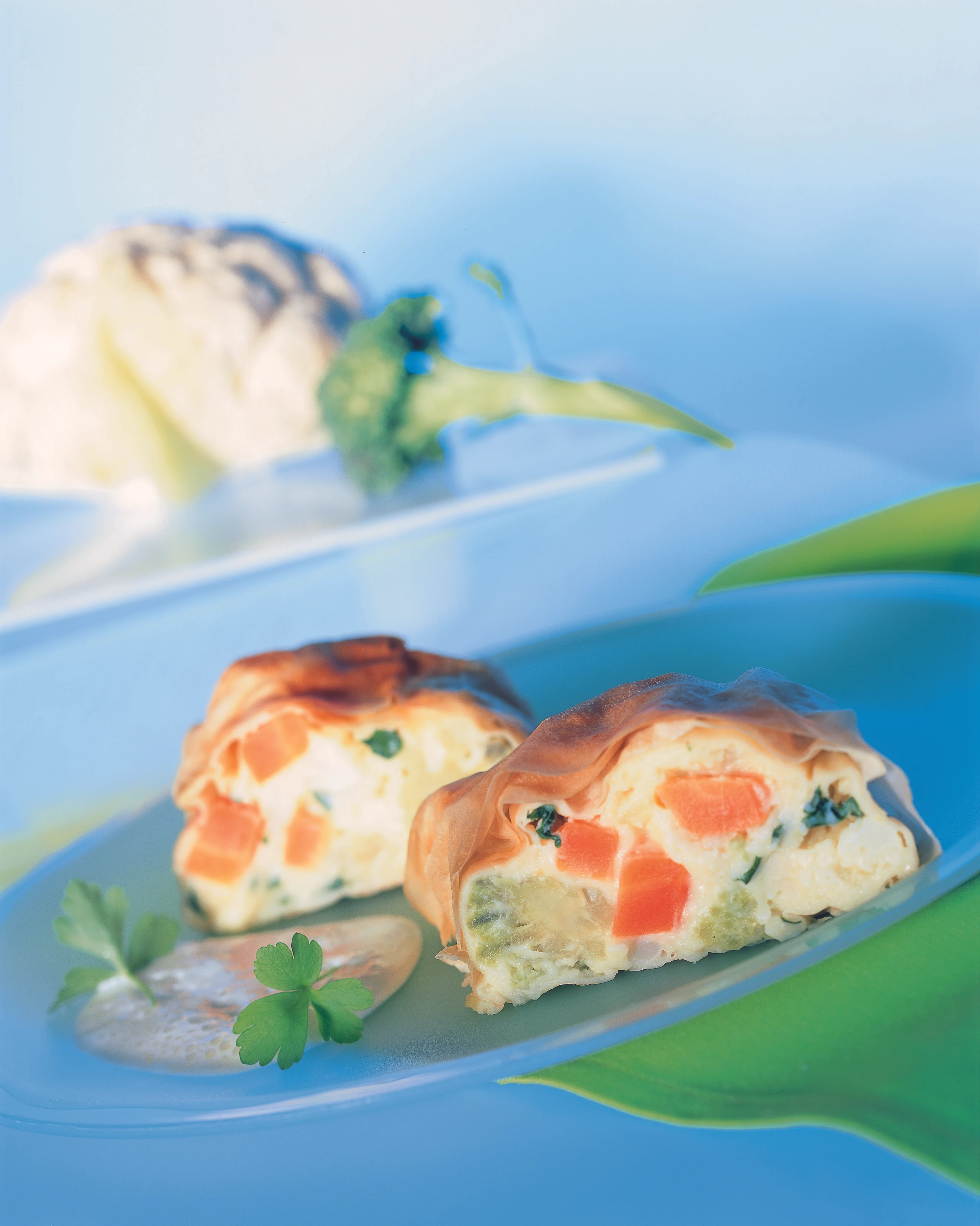 Gemüsestrudel mit Kräutersauce