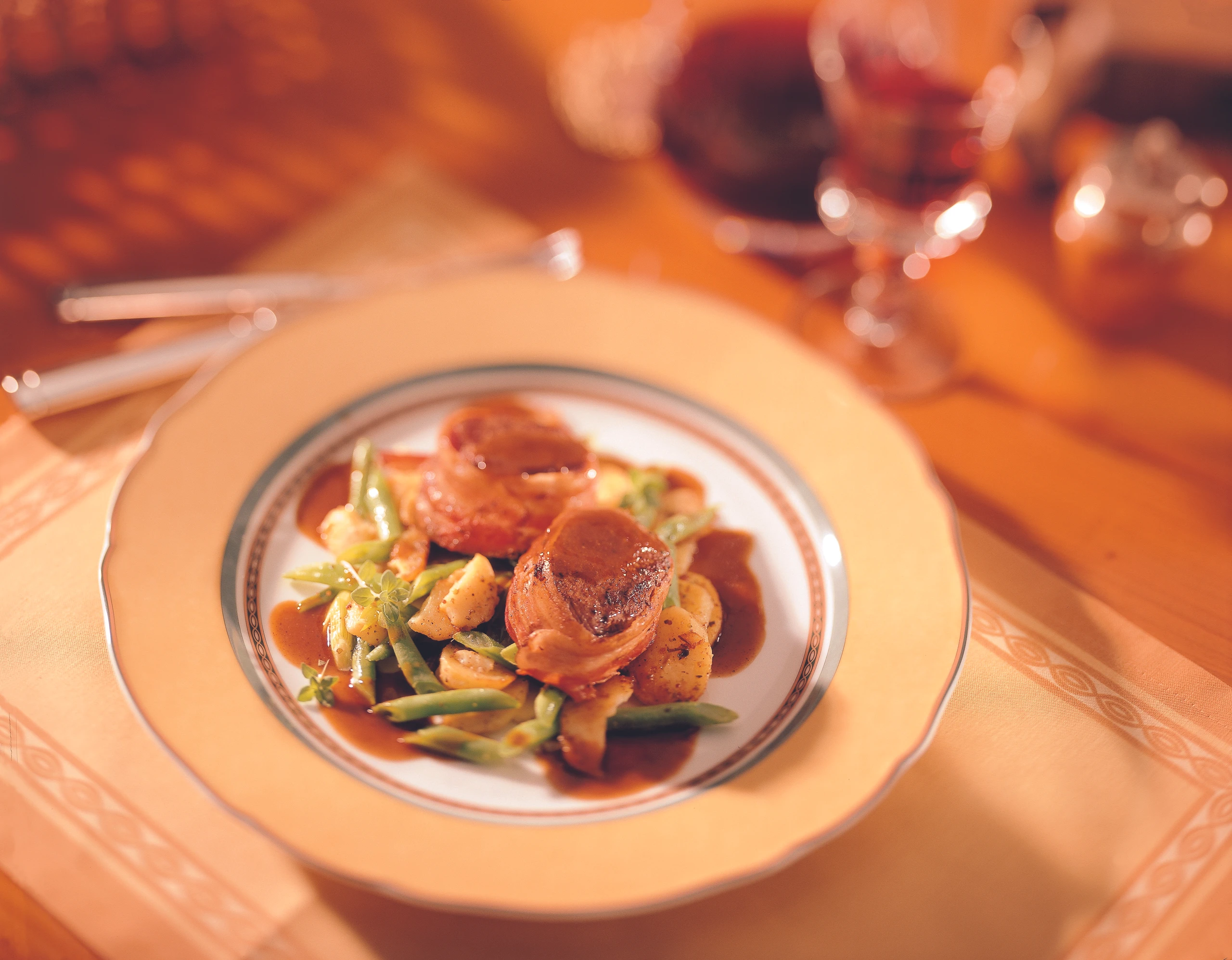 Rehmedaillons auf Erdäpfel-Fisolengröstel