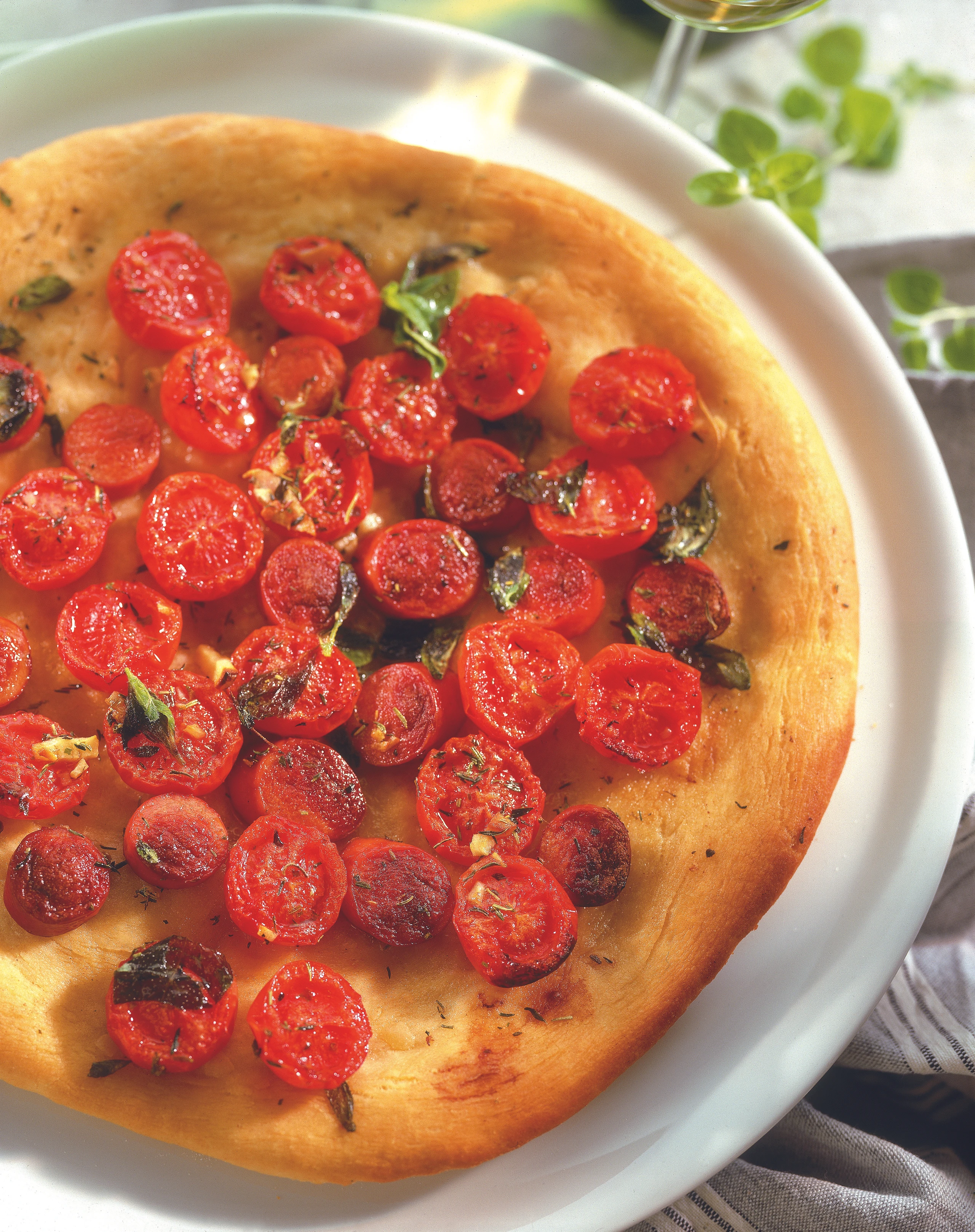 Pizza mit Wurst und Paradeiser