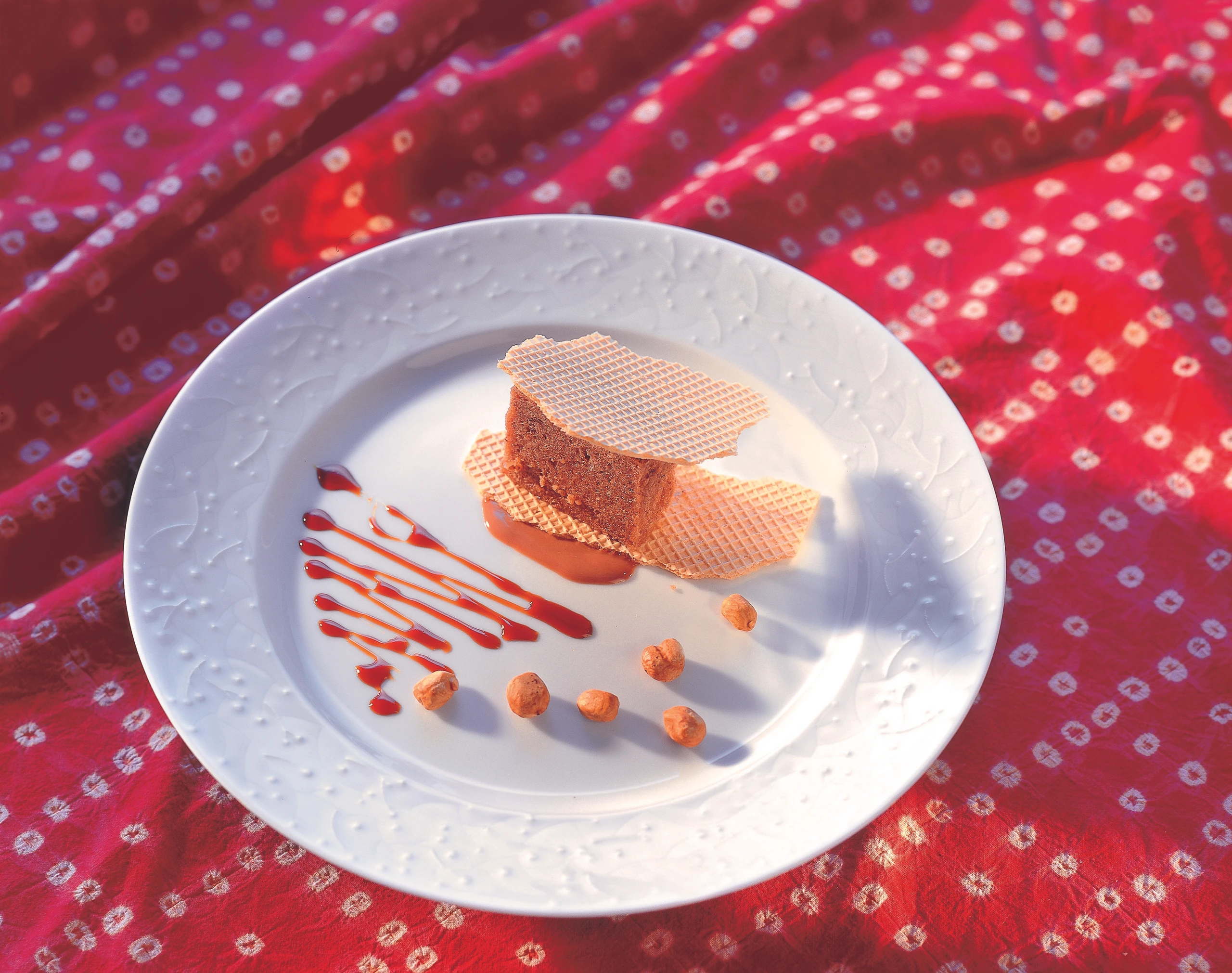 Nussauflauf mit Nougat- und Karamellsauce