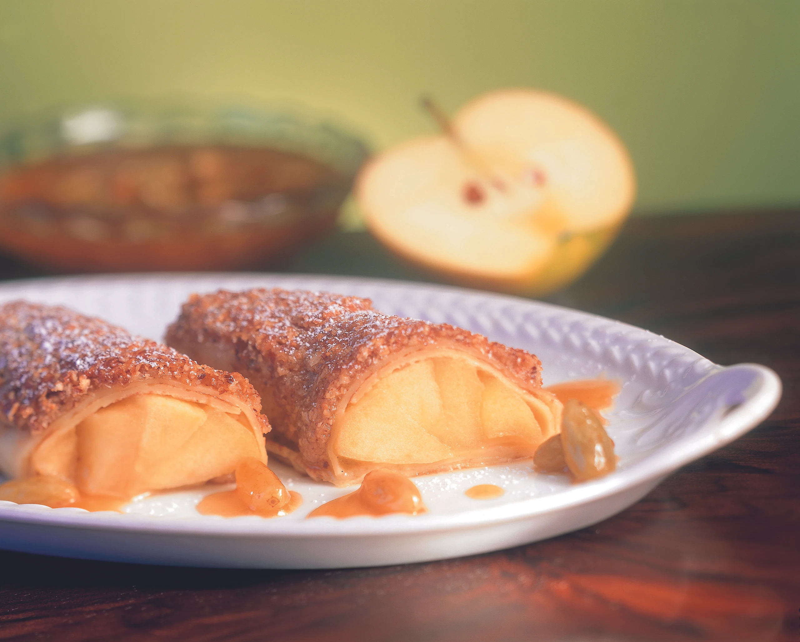Apfel-Palatschinken mit Nusskruste und Karamell-Rosinen