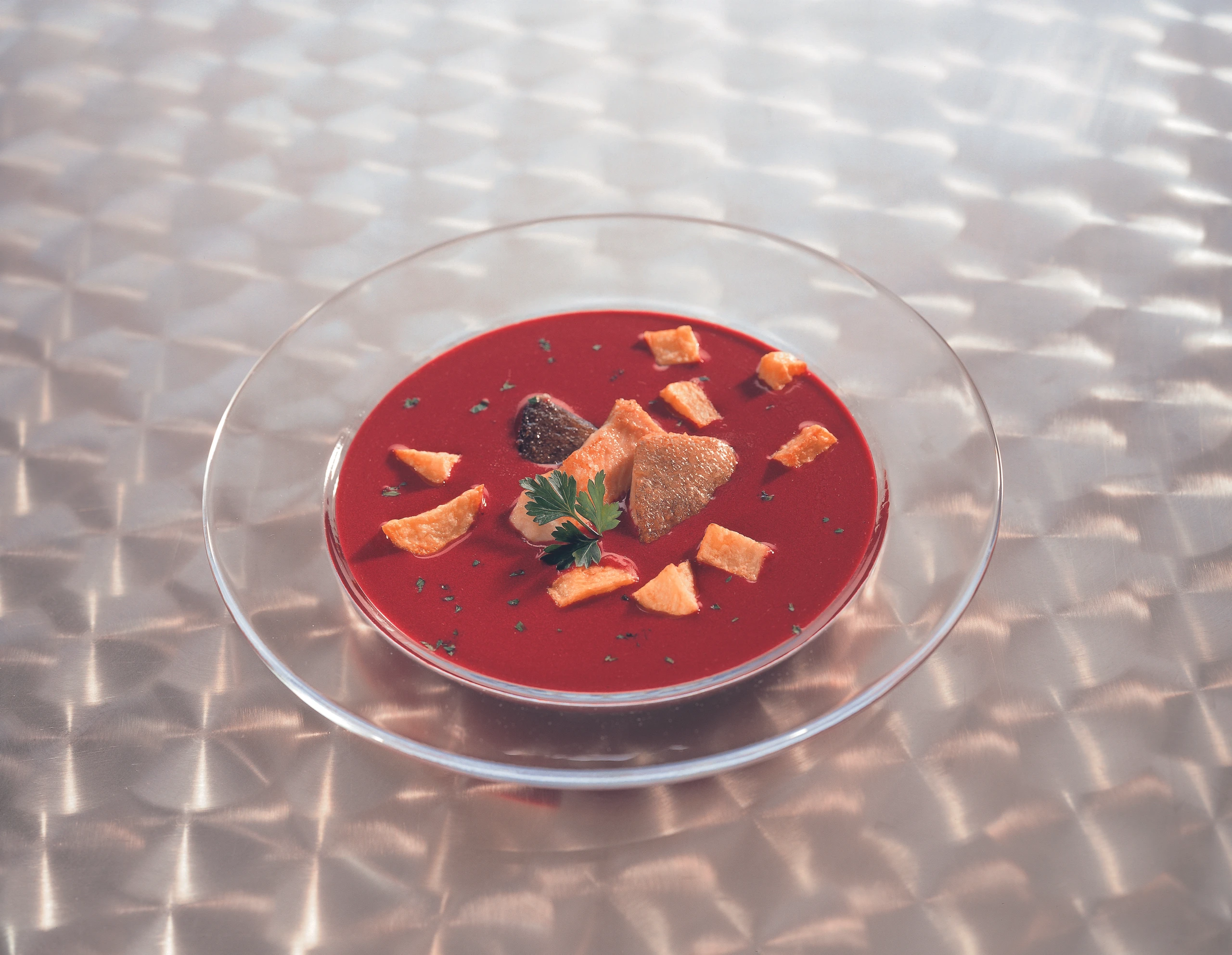 Rote Rübensuppe mit Forellenfilets