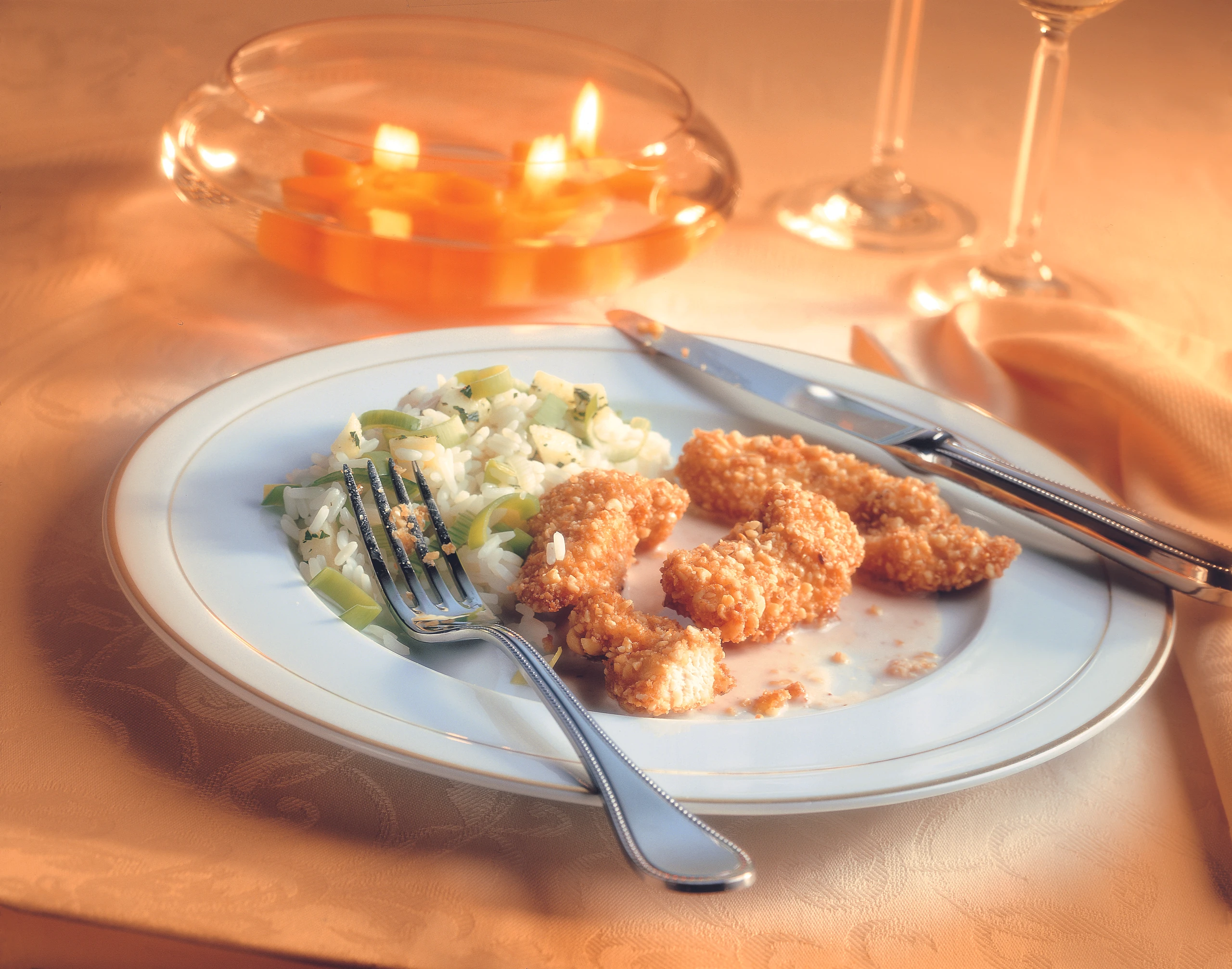 Hühnerstreifen in Pignolihülle mit Preiselbeersauce