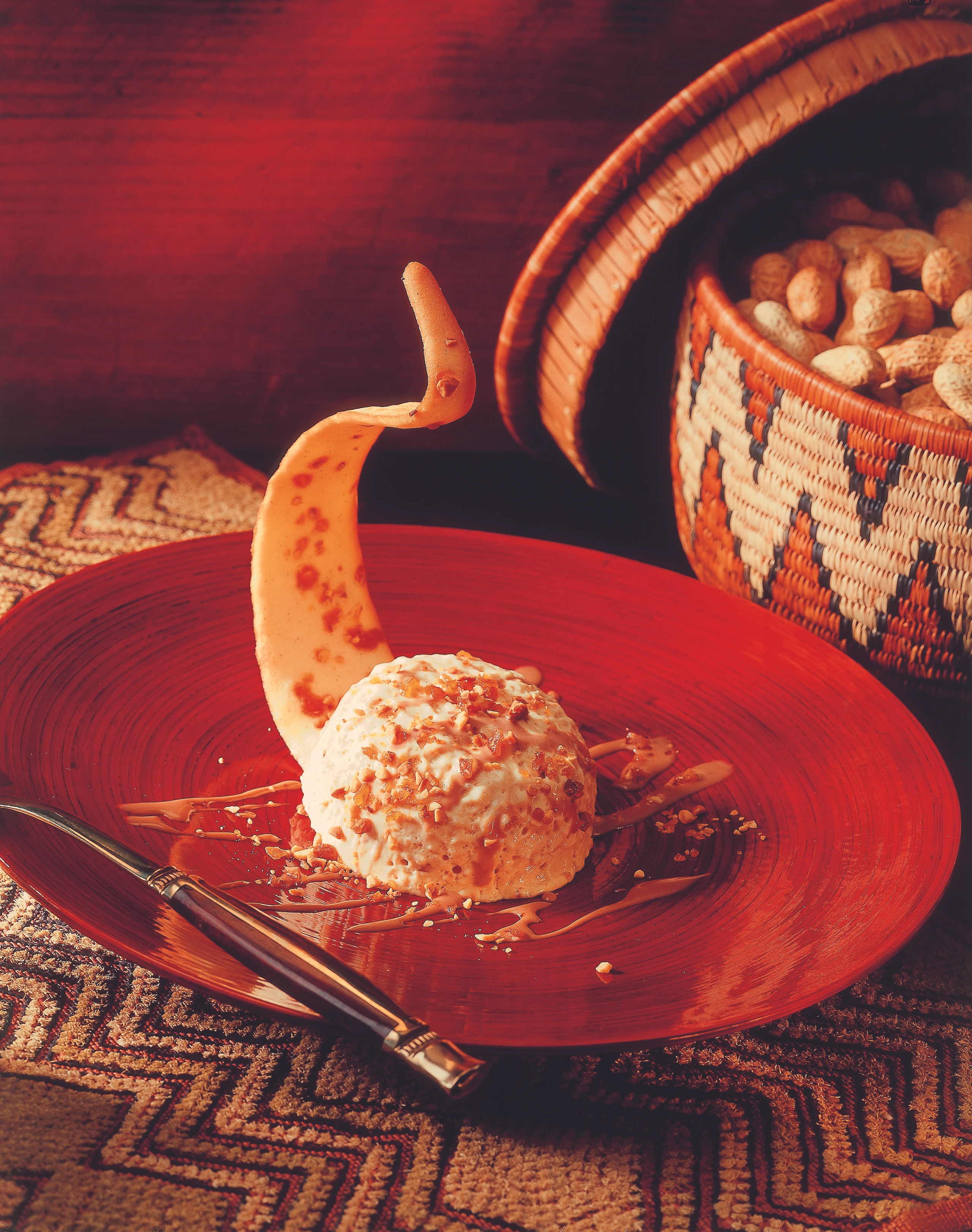 Erdnuss-Nougat-Parfait mit Karamellsauce