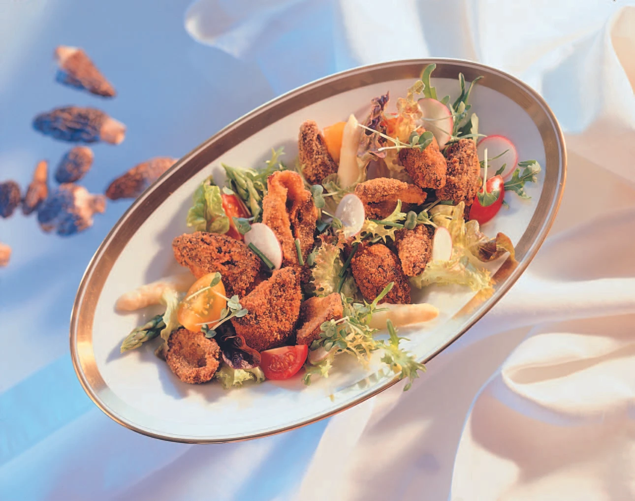 Gebackene Morcheln mit Frühlingssalat und Sauce Tartare