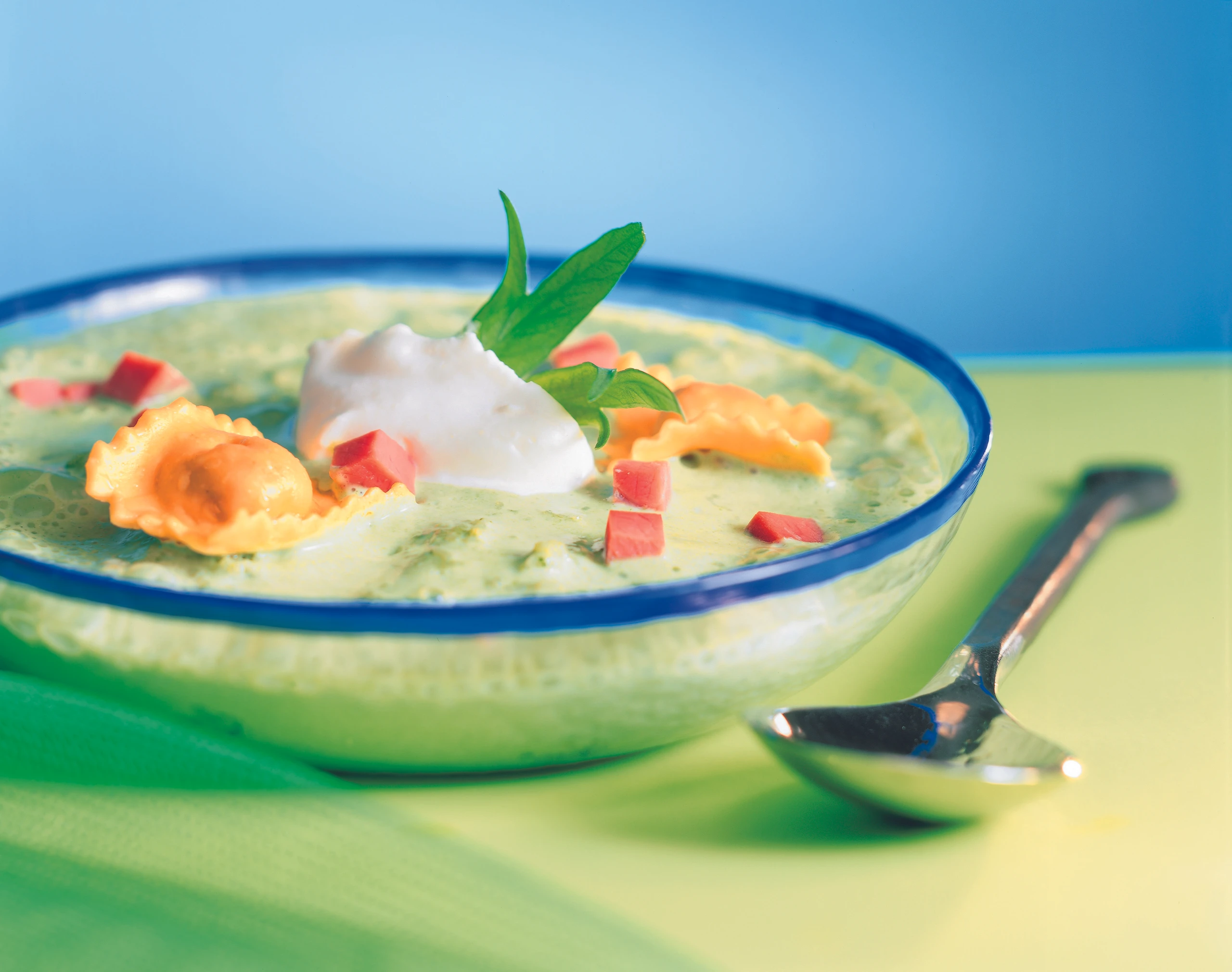 Erbsensuppe mit Selchfleisch-Ravioli