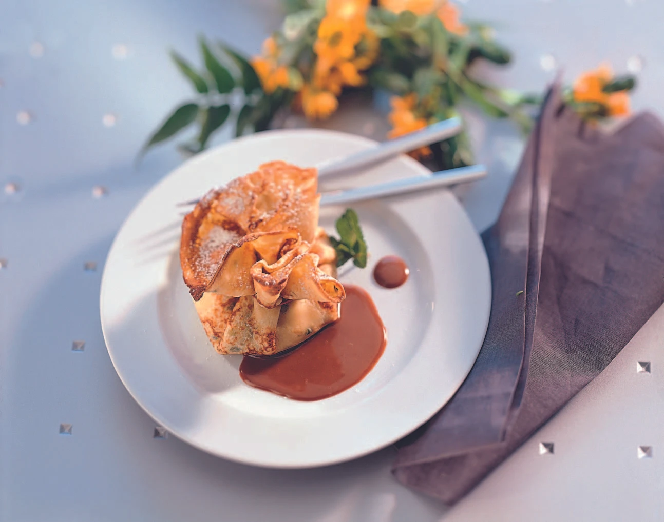Palatschinkensackerl mit Erdbeer-Topfen-Fülle und Nougatsauce