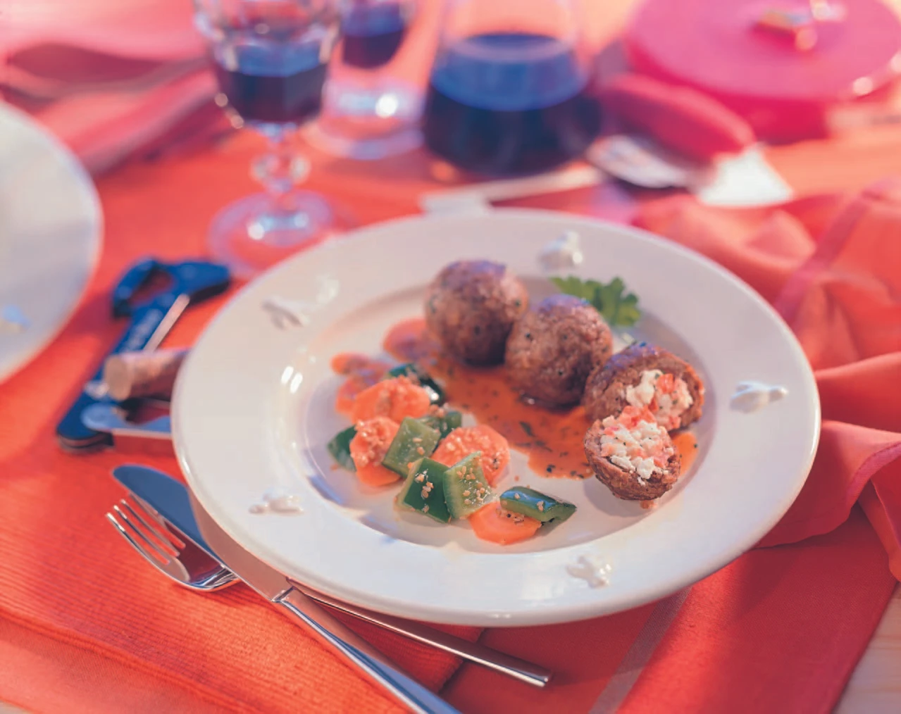 Fleischbällchen mit Schafkäse und Paradeisern gefüllt