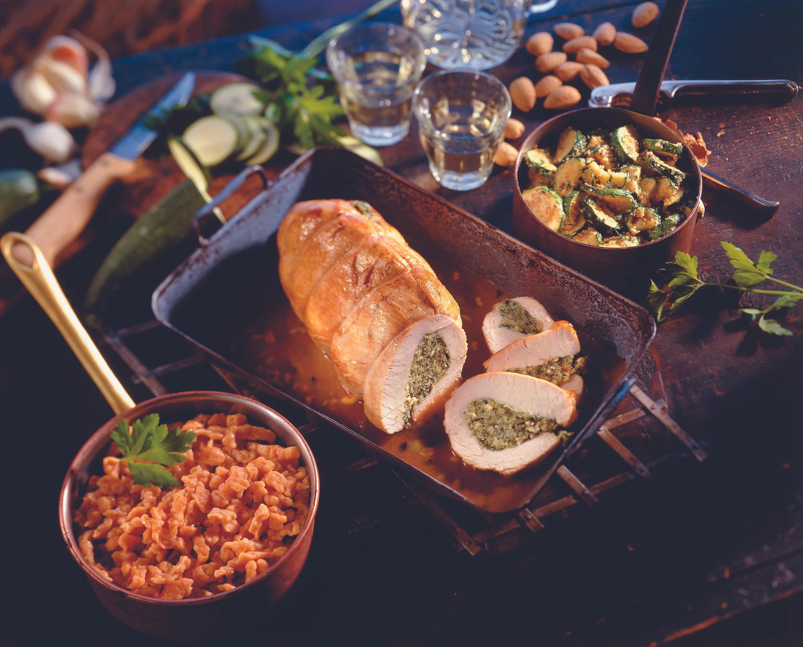 Putenbrust mit Spinatfülle und Paradeisernockerln