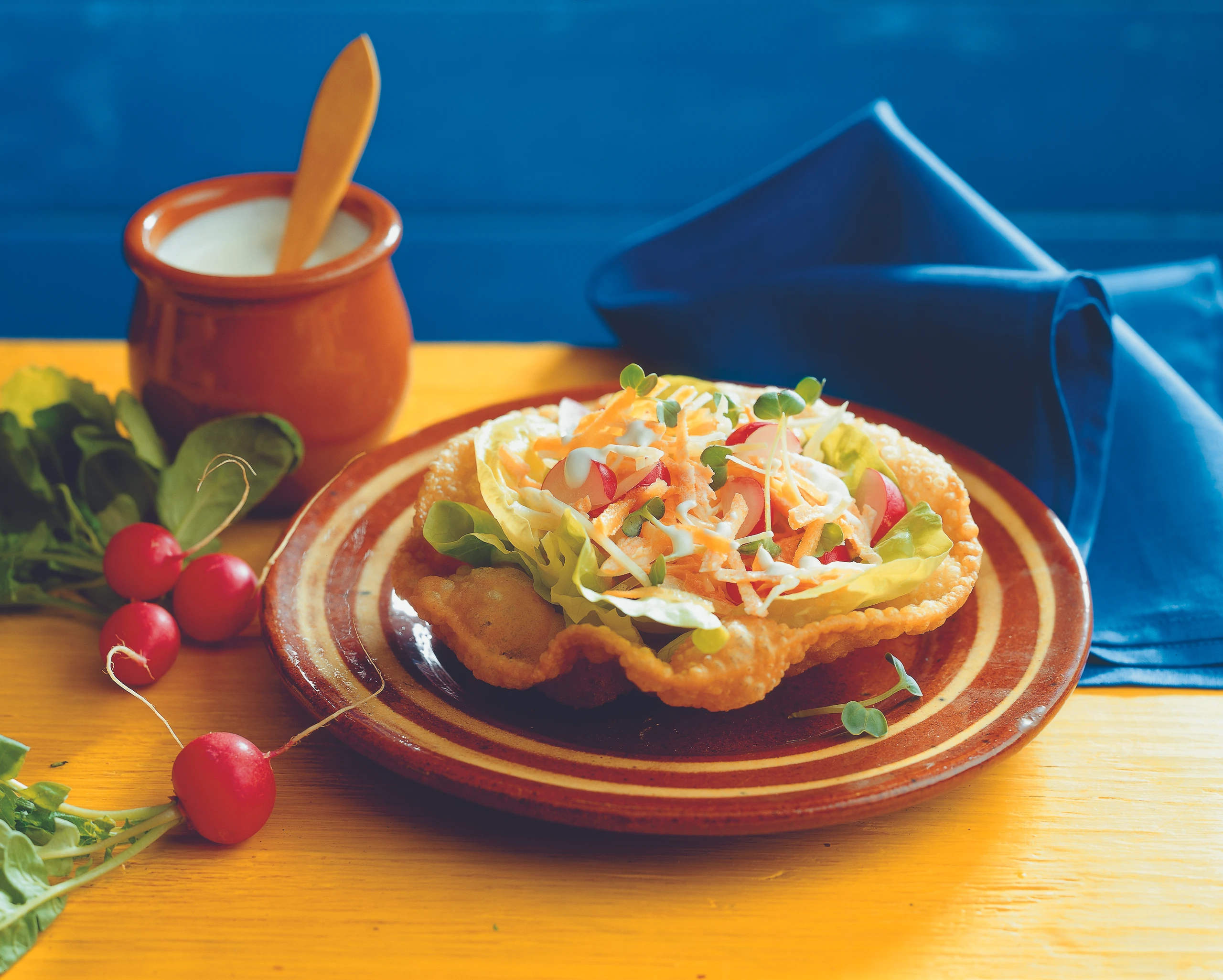 Salat im Tortillakörbchen