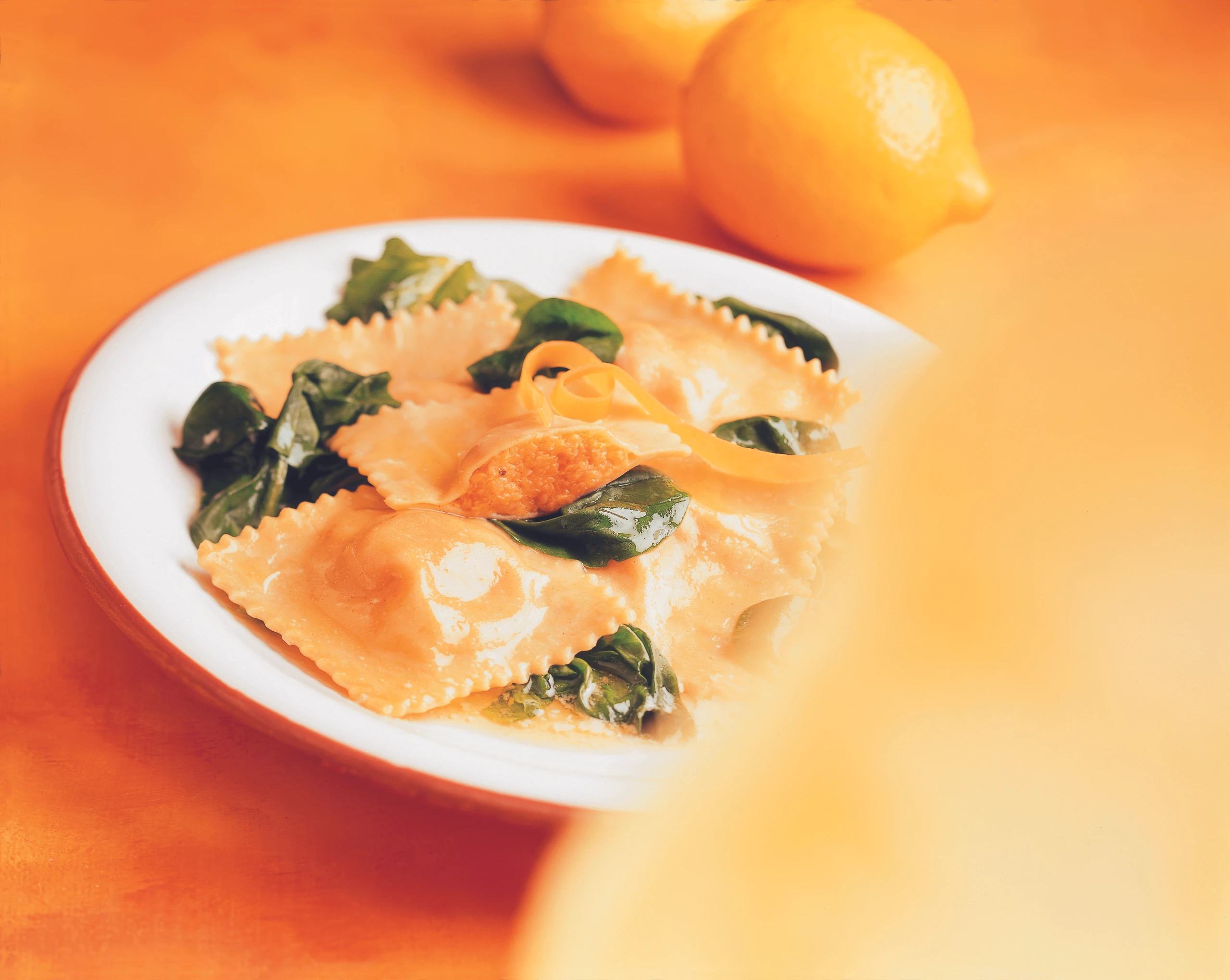 Kürbis-Ravioli mit Spinat in Zitronenbutter