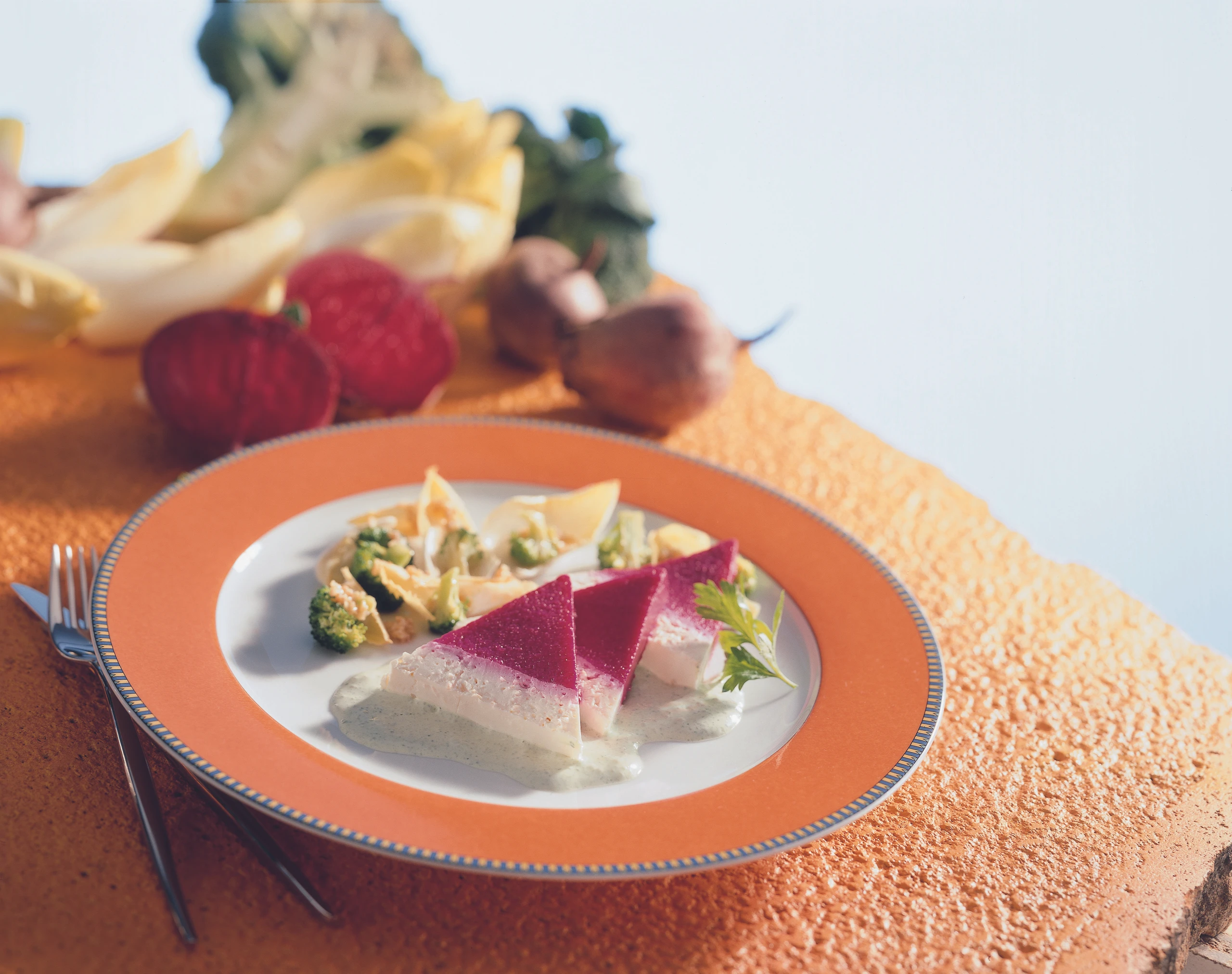 Rote-Rüben-Terrine mit Chicorée-Brokkolisalat