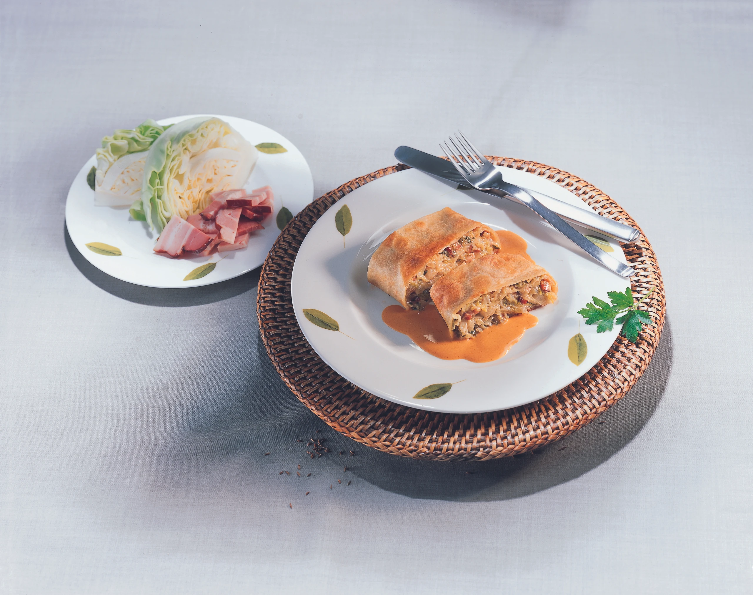 Krautstrudel mit Paprikasauce