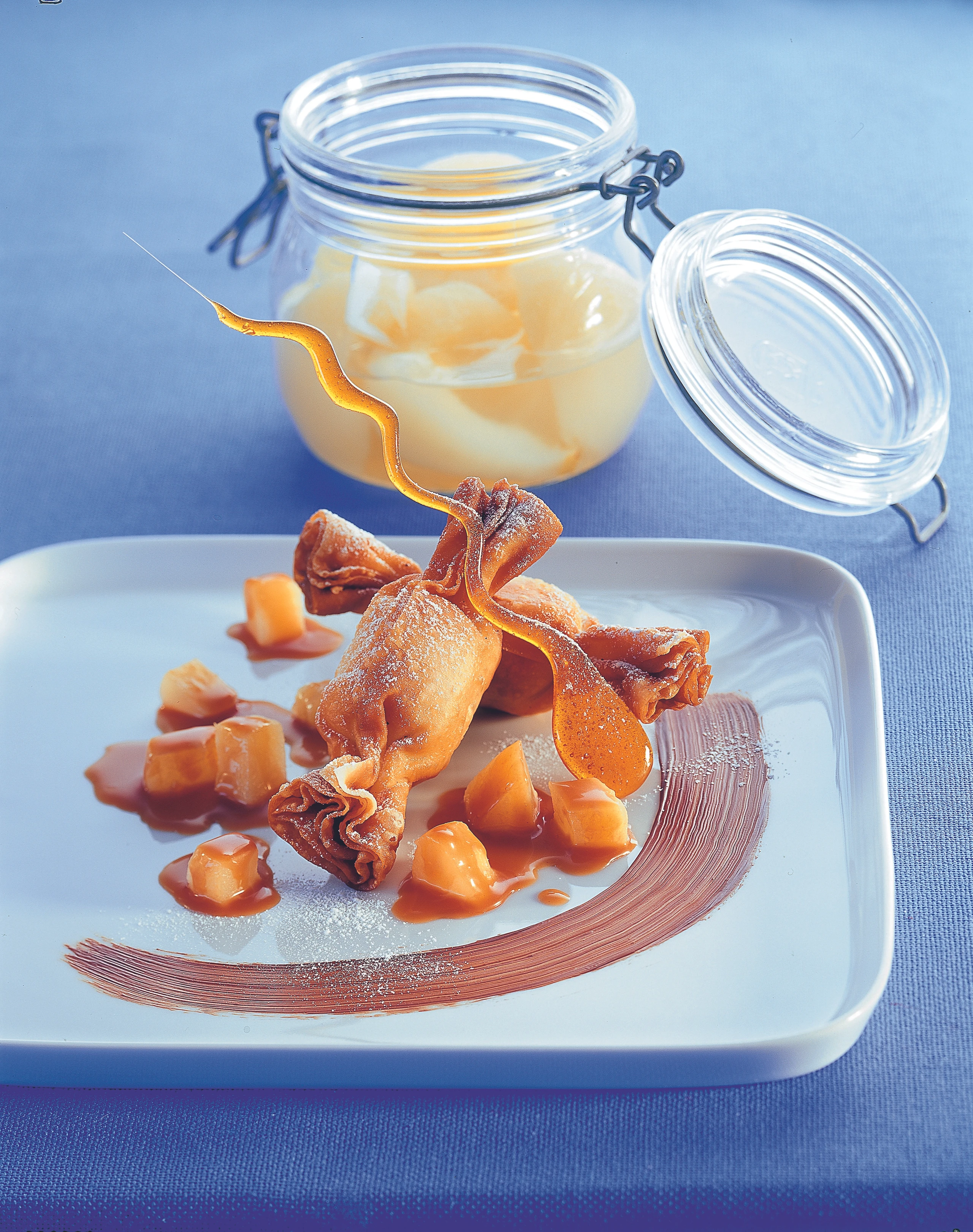 Schokoladebonbons mit Karamell-Birnensauce