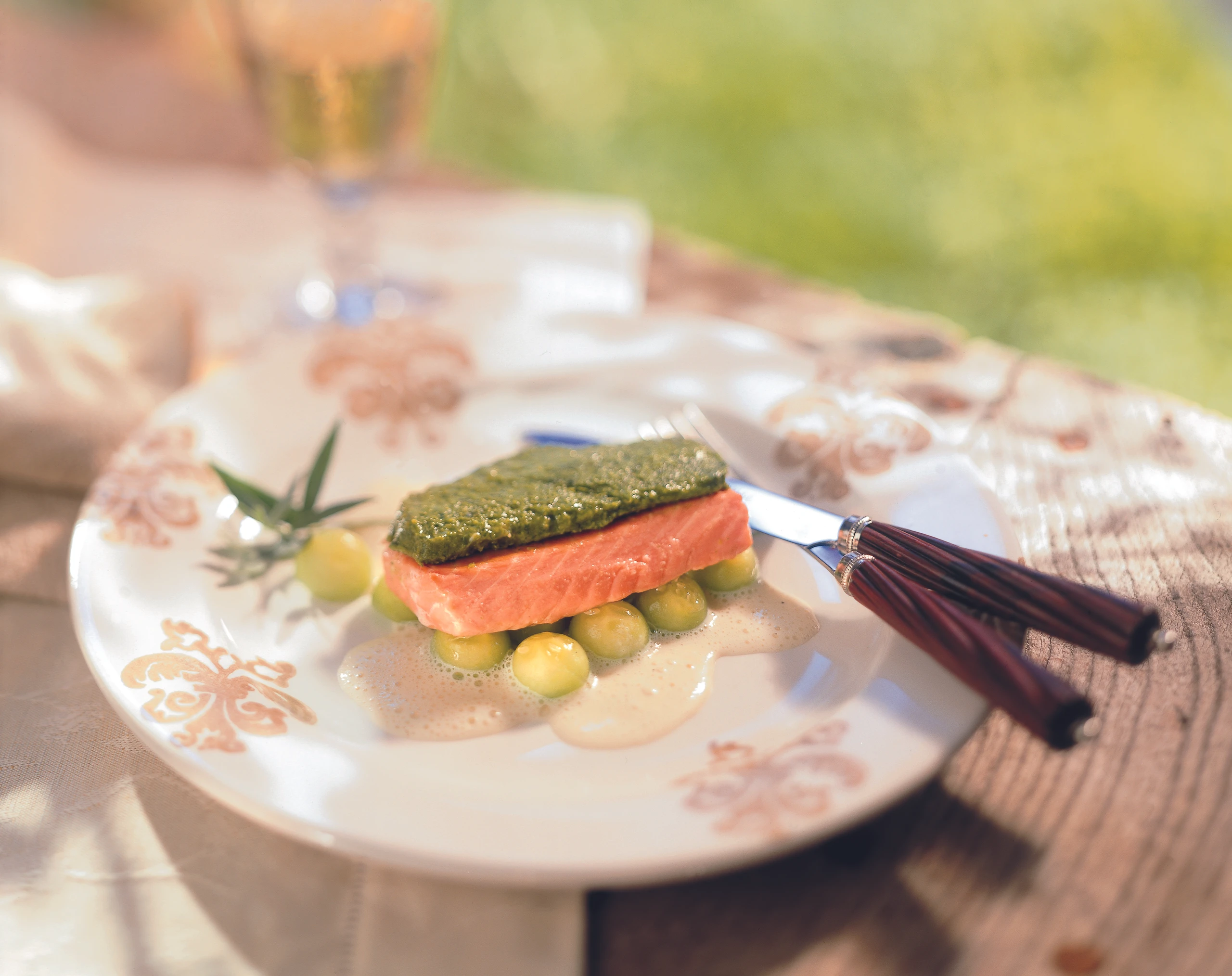 Lachsfilet mit Kräuterhaube und Weinschaum