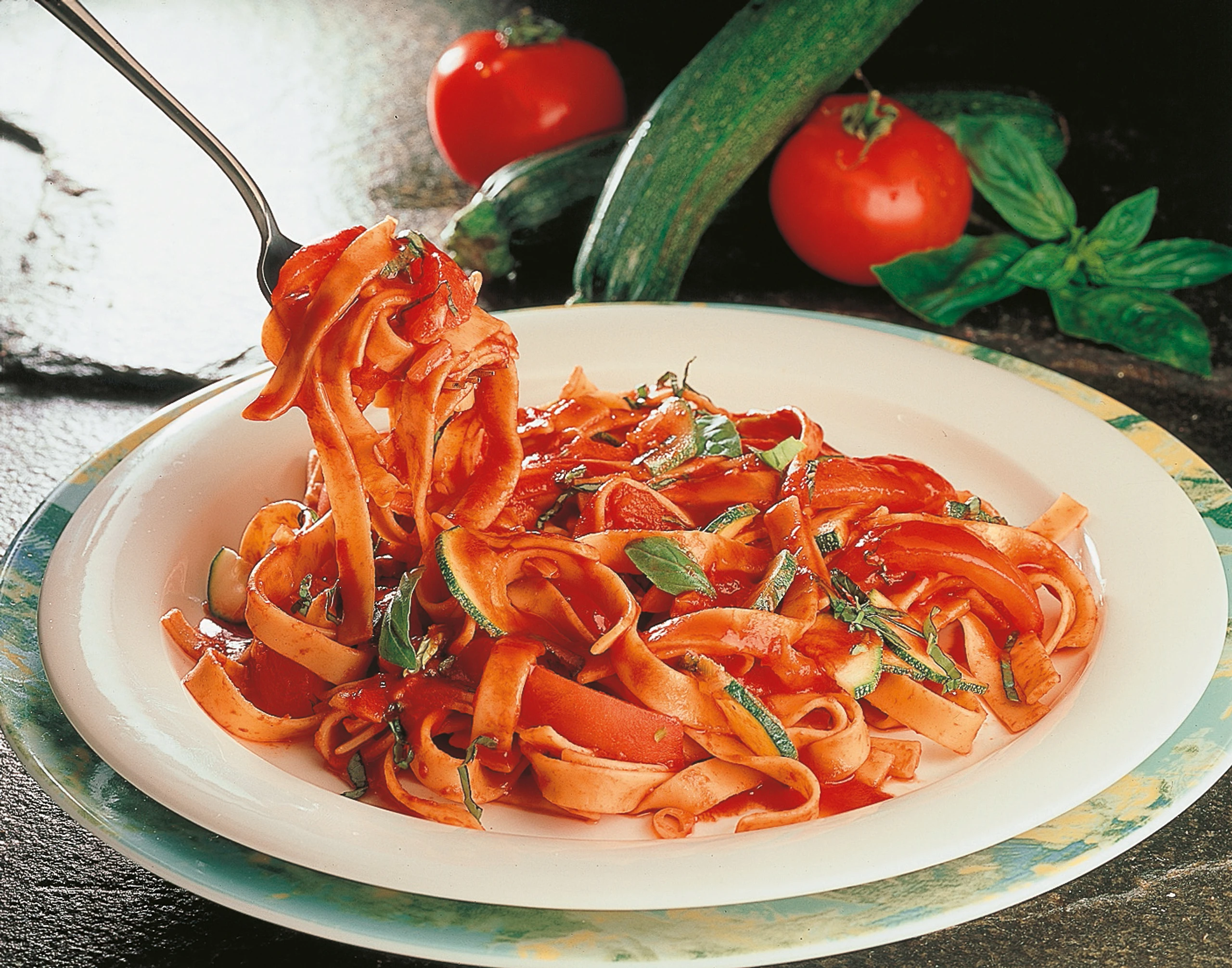 Vollkornnudeln mit Paradeis–Basilikum Sauce