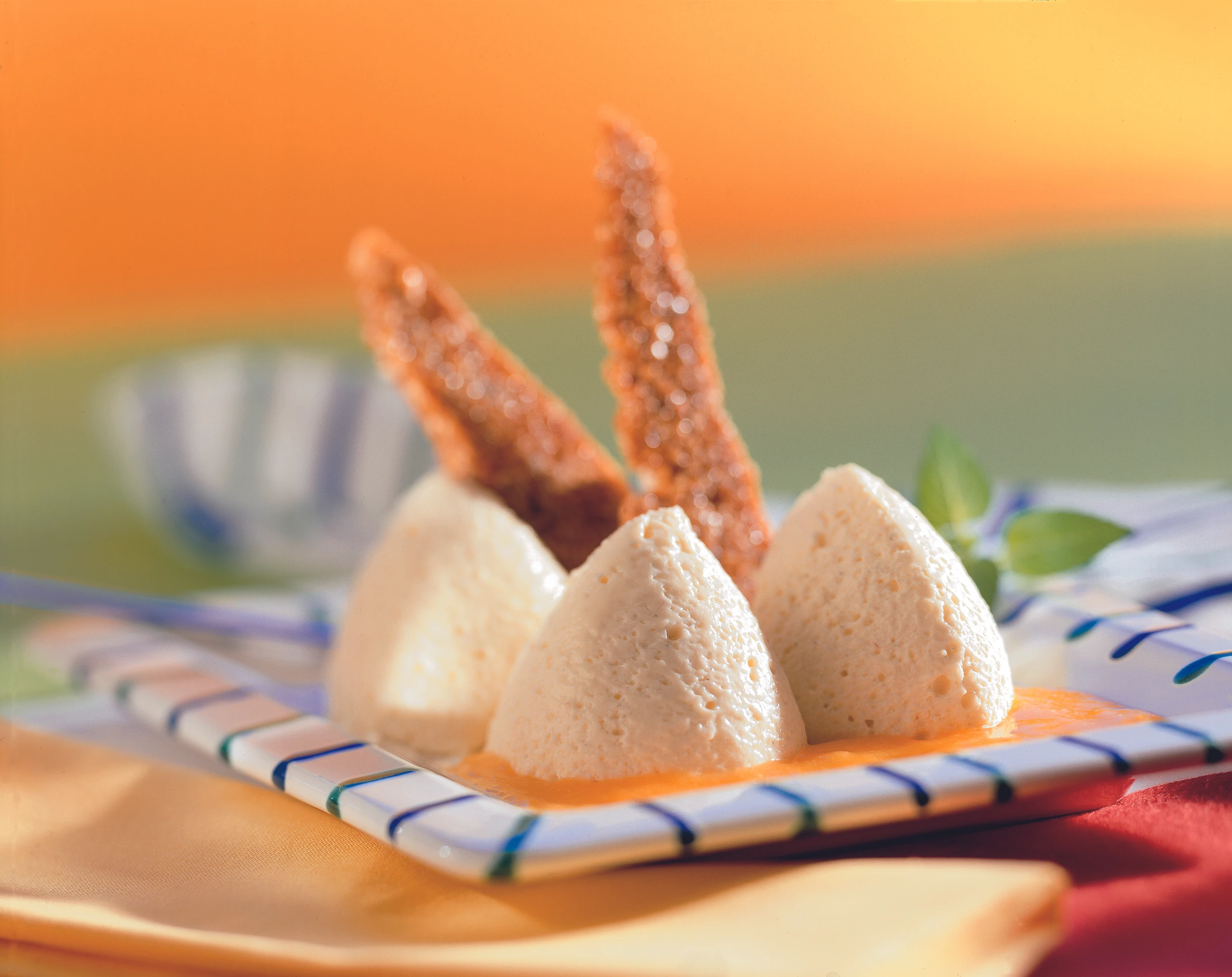 Vanillemus auf Marillensauce