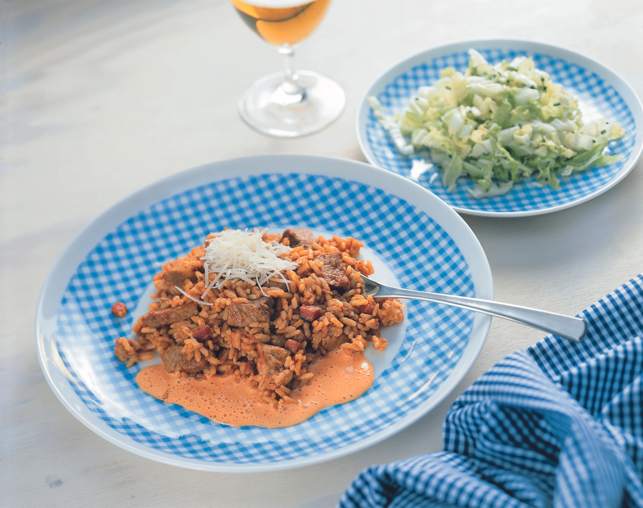 Pikantes Reisfleisch mit Paprikasauce und Chinakohlsalat