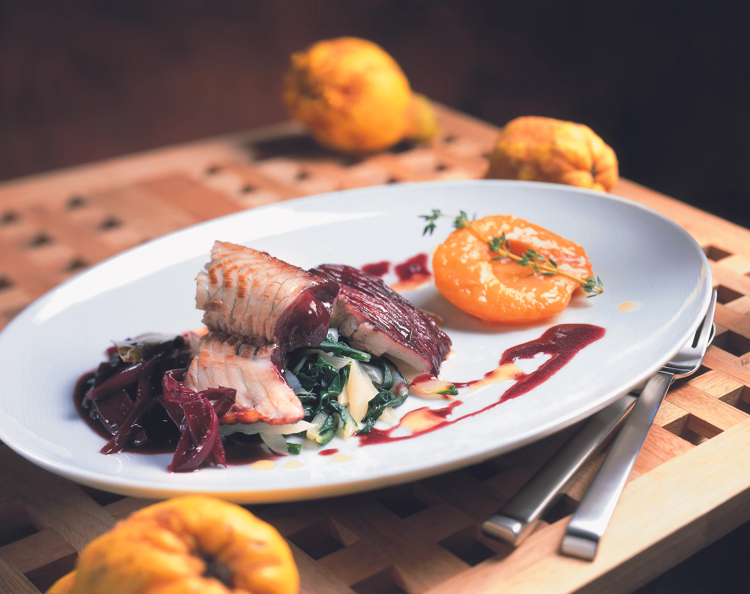 Karpfenfilet in Rotwein geschmort mit Quitten und Mangoldgemüse