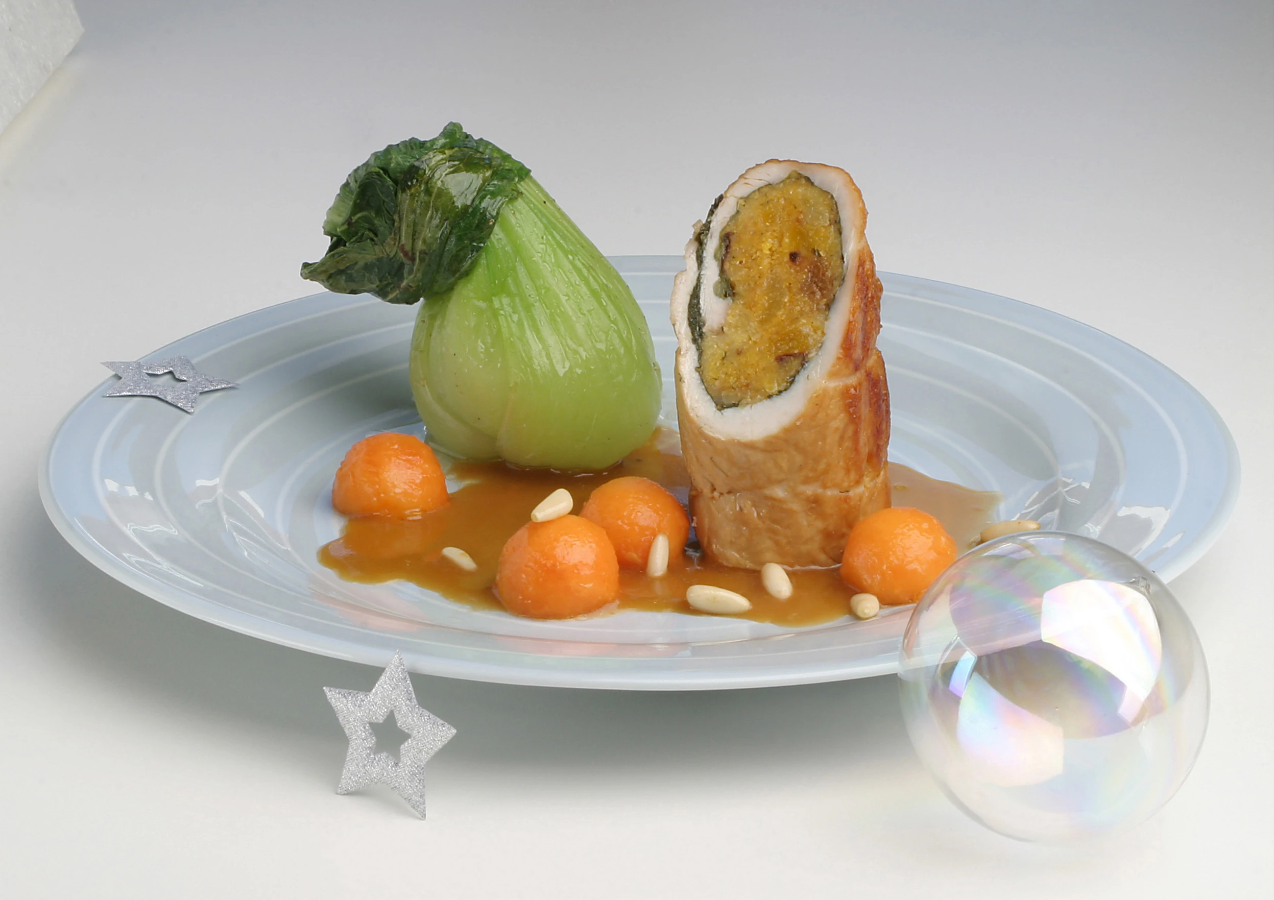 Putenroulade mit Polenta-Fruchtfülle auf Pak-Choi