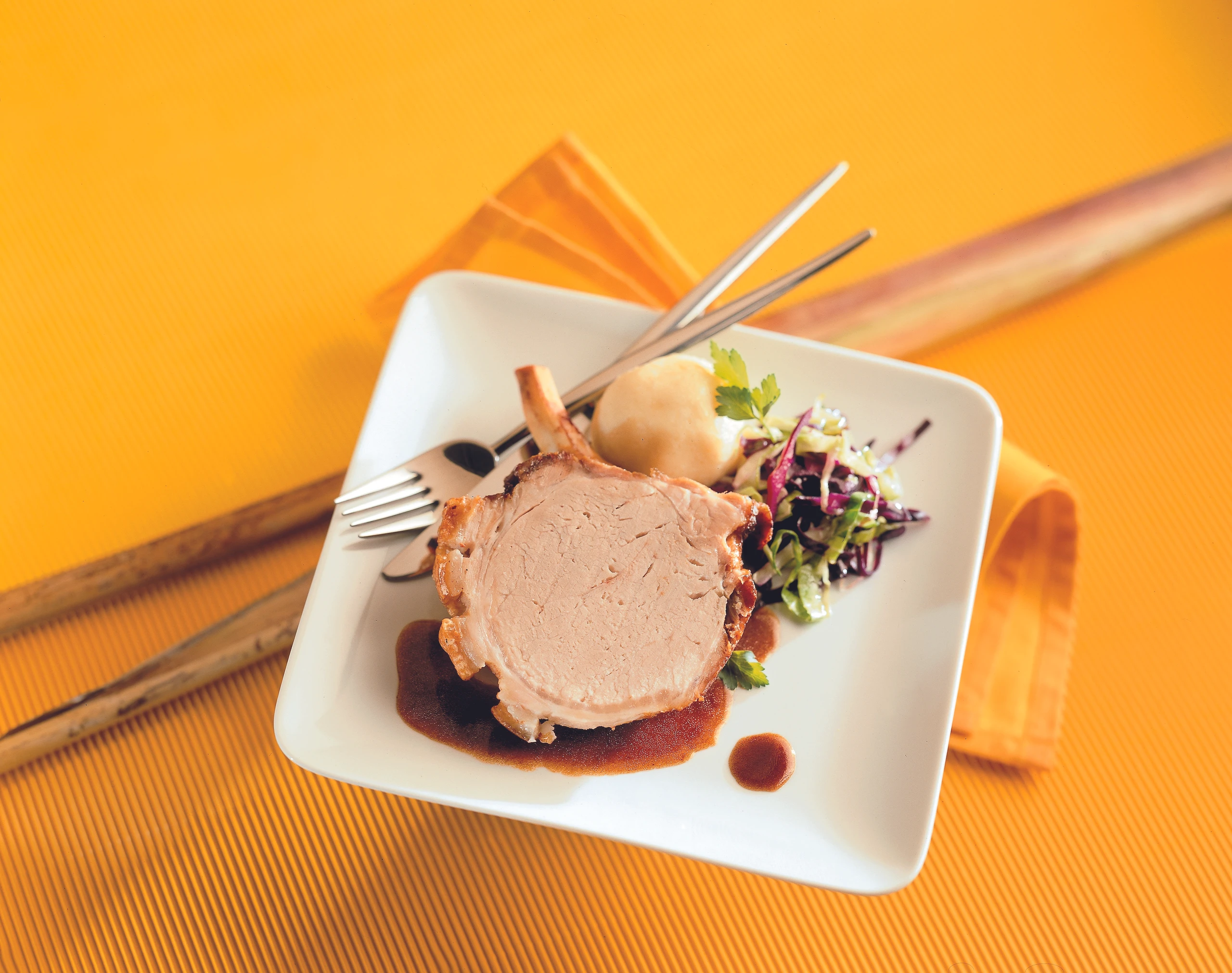 Jung-Schweinsbraten mit Biersauce, Grammelknödel und Krautstreifen