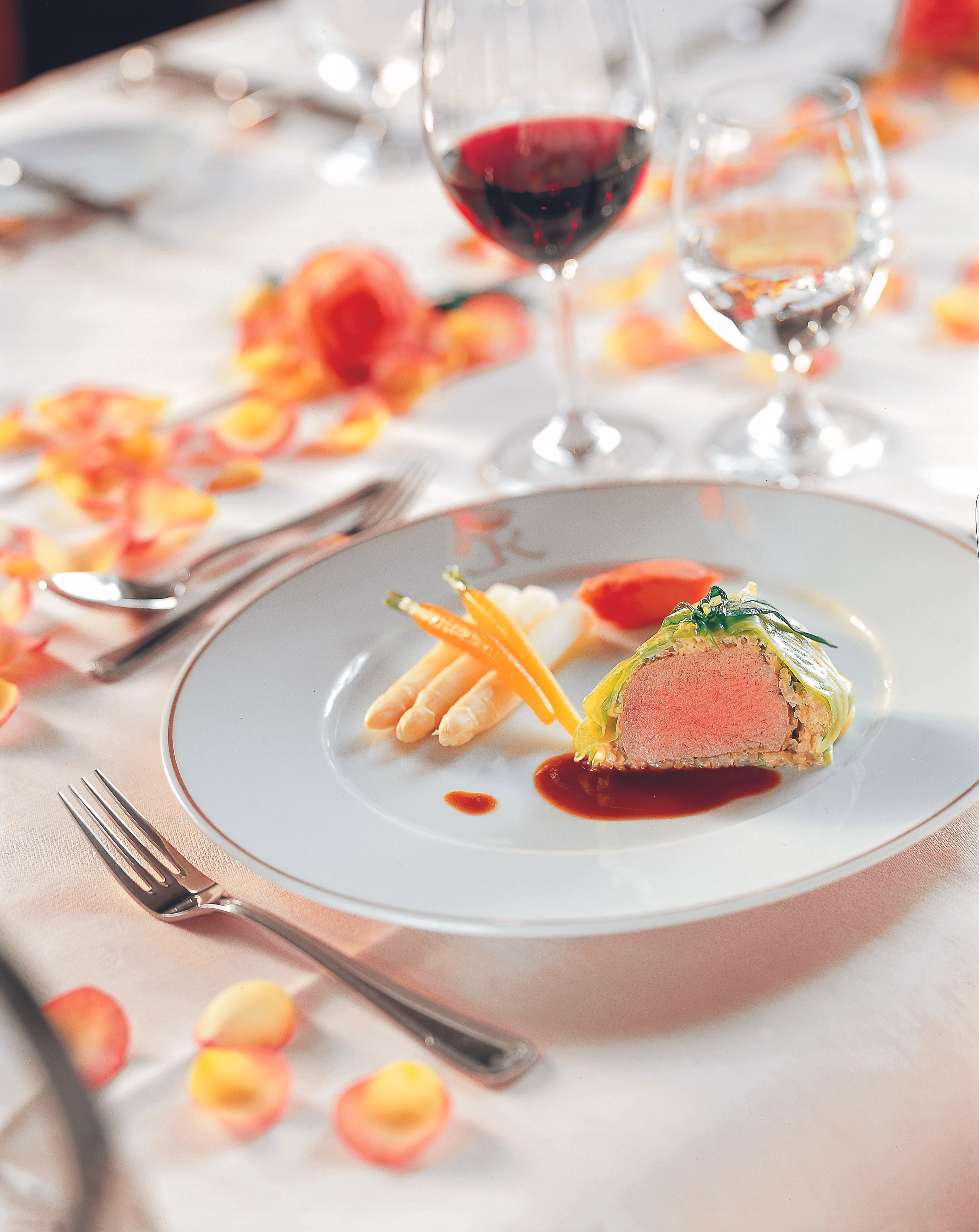 Kalbsmedaillons mit Krauthülle, Spargel und Paradeis-Erdäpfelpüree