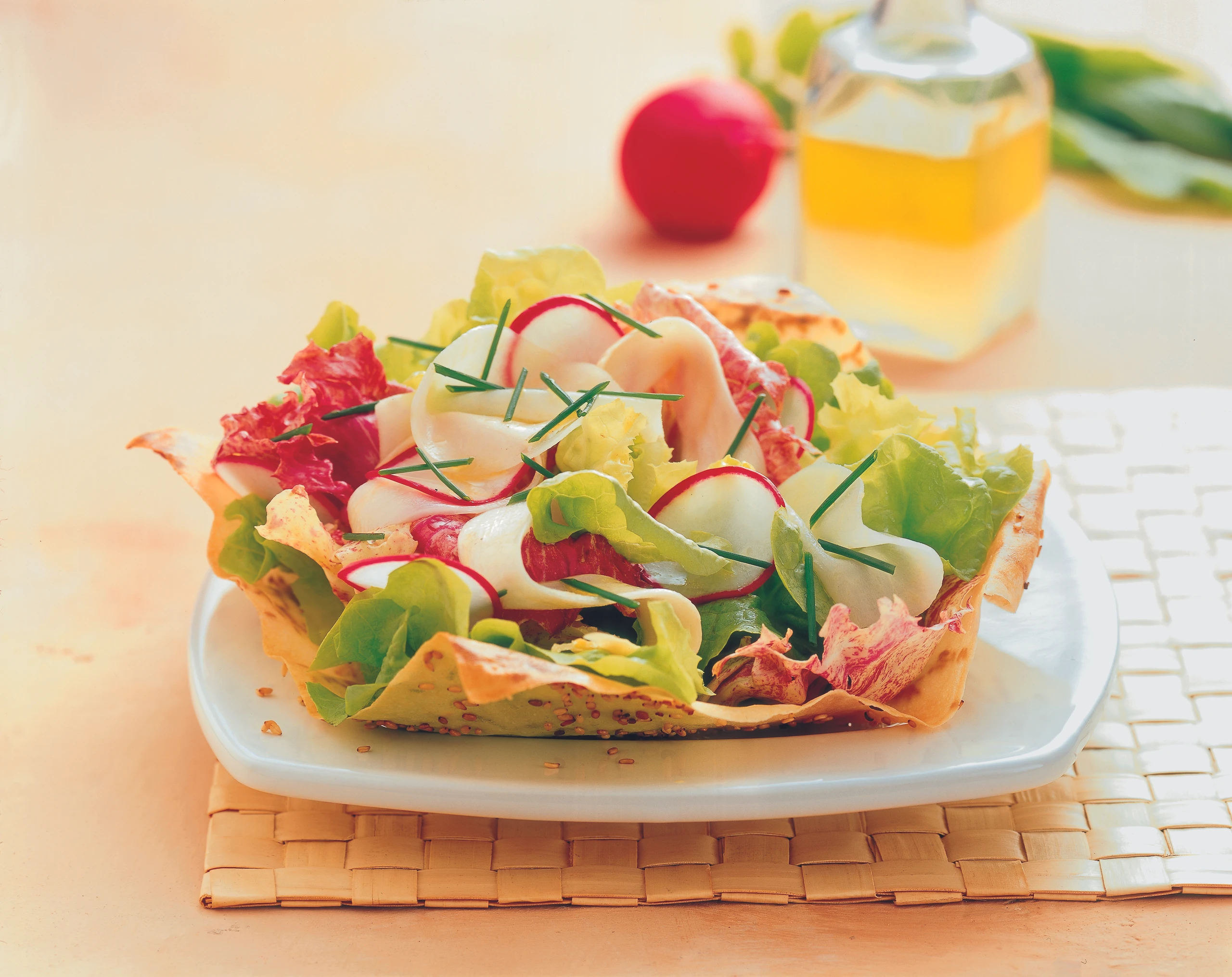 Frühlingssalat im Knusperschüsserl mit Zitronen-Olivenöl-Dressing