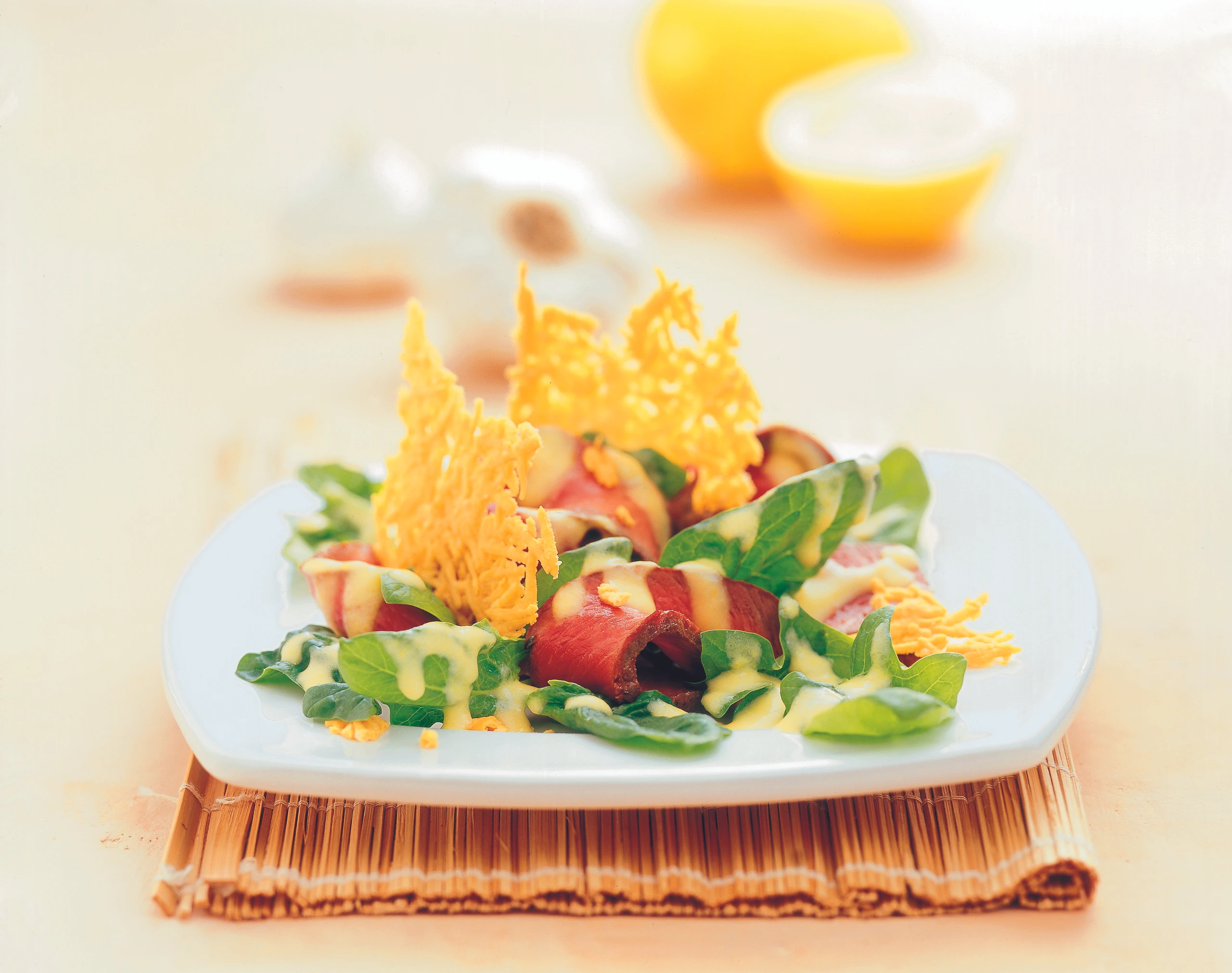 Spinatsalat mit Lamm, Parmesan-Crackern und Paprika-Joghurt-Dressing