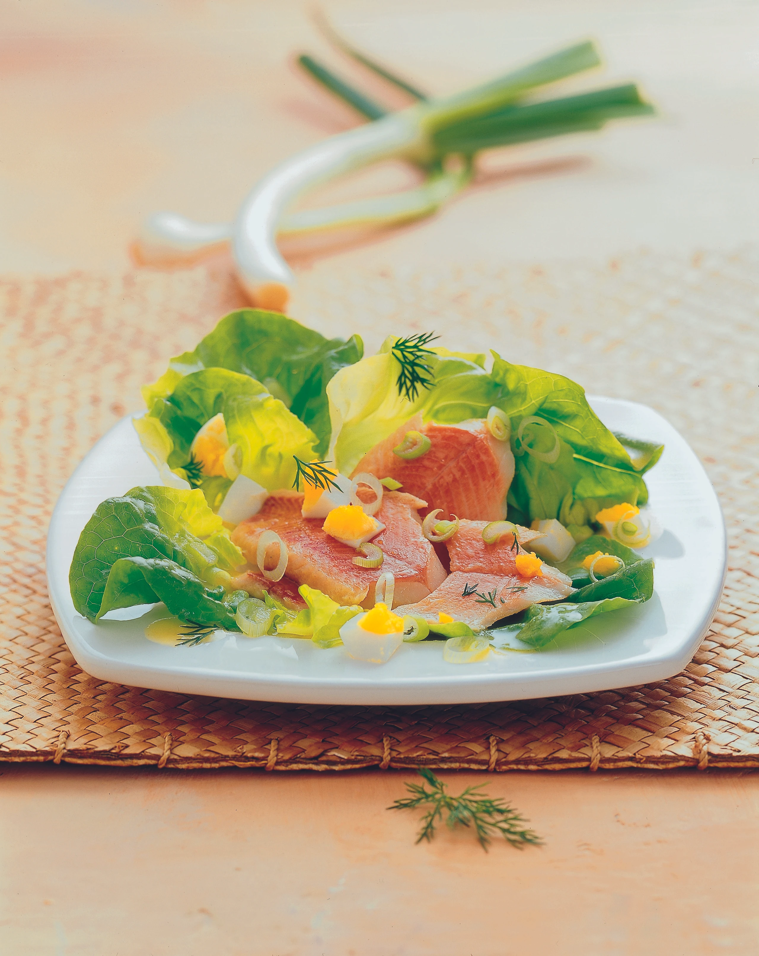 Salat mit Forelle und Erdäpfel-Dressing