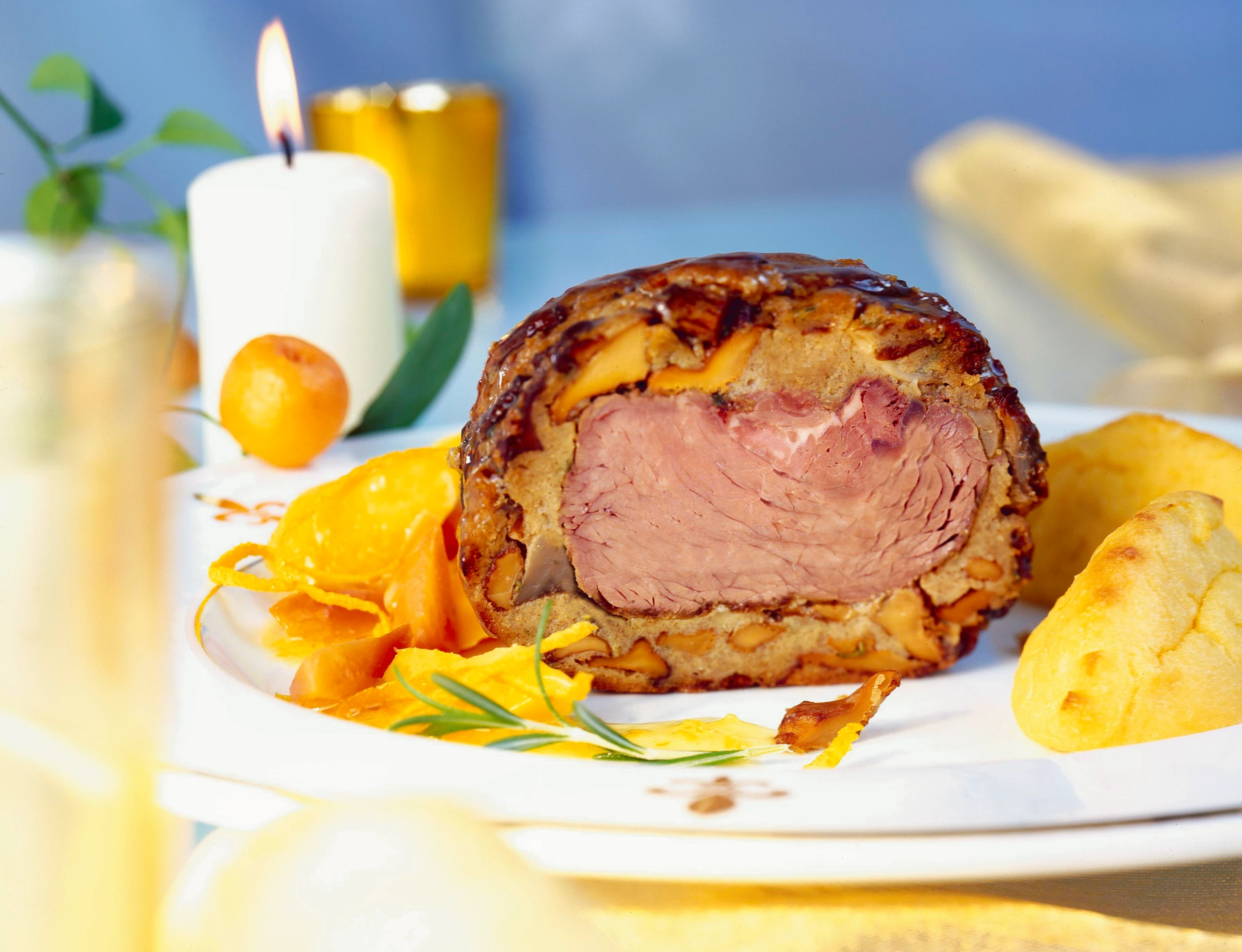 Rindsfilet in Eierschwammerlhülle auf Gemüse