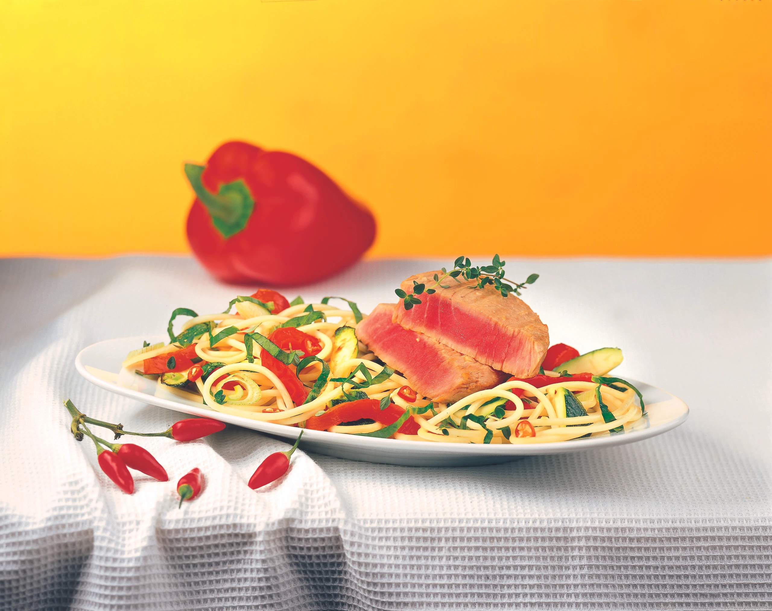 Gemüse-Spaghetti mit gebratenem Thunfisch