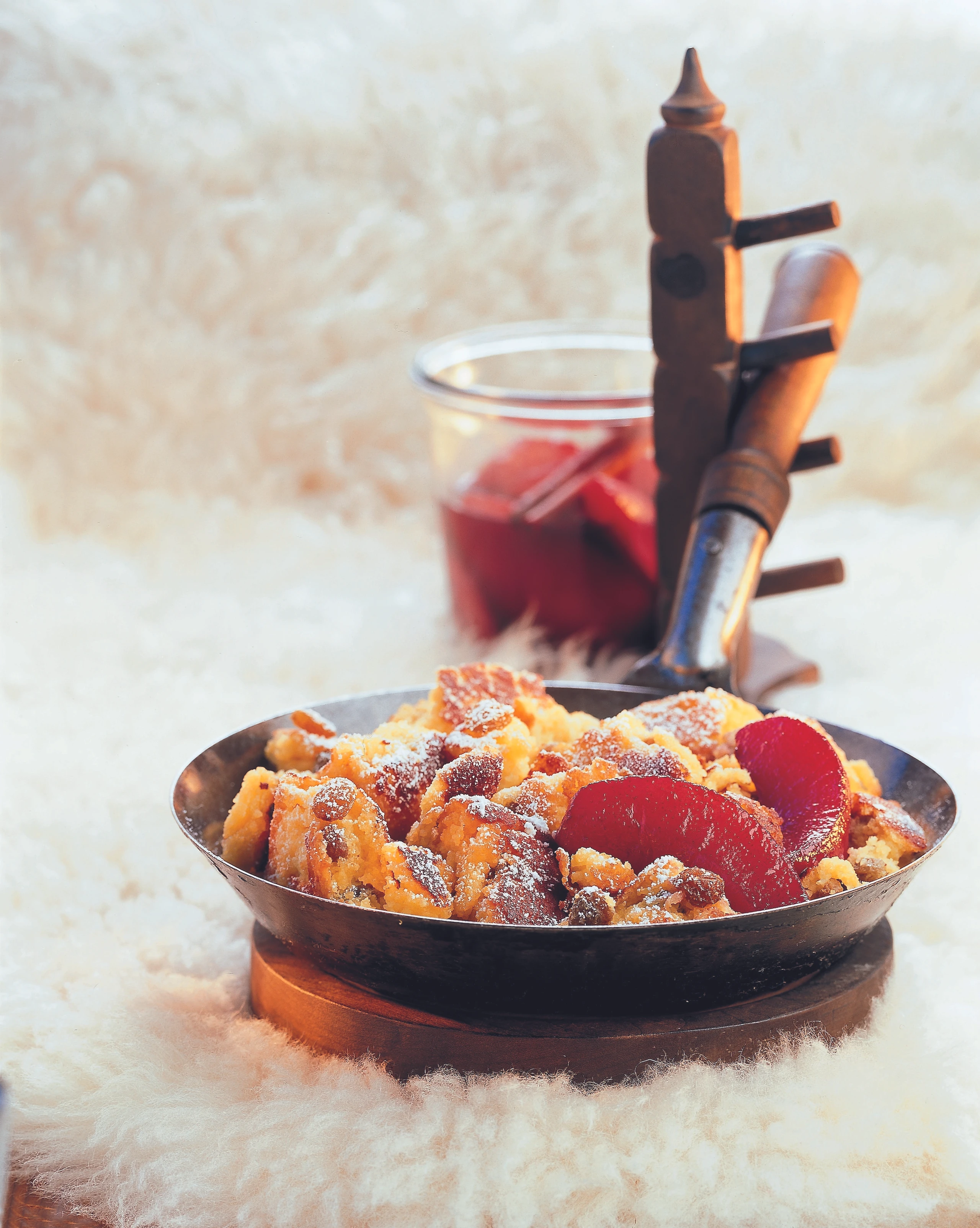 Grießschmarren mit rotem Birnenkompott