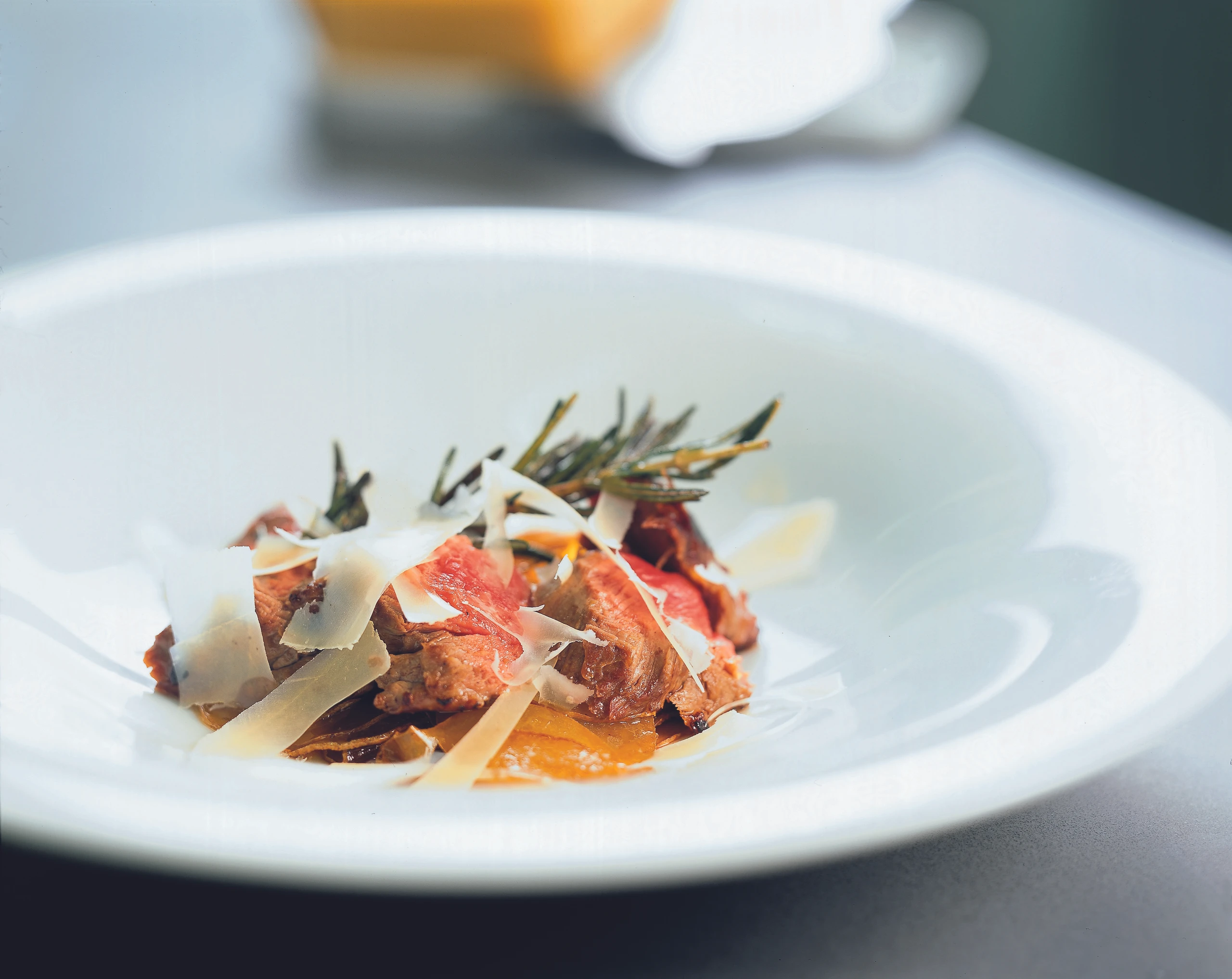 Gebratenes Lammfilet mit Erdäpfel-Carpaccio