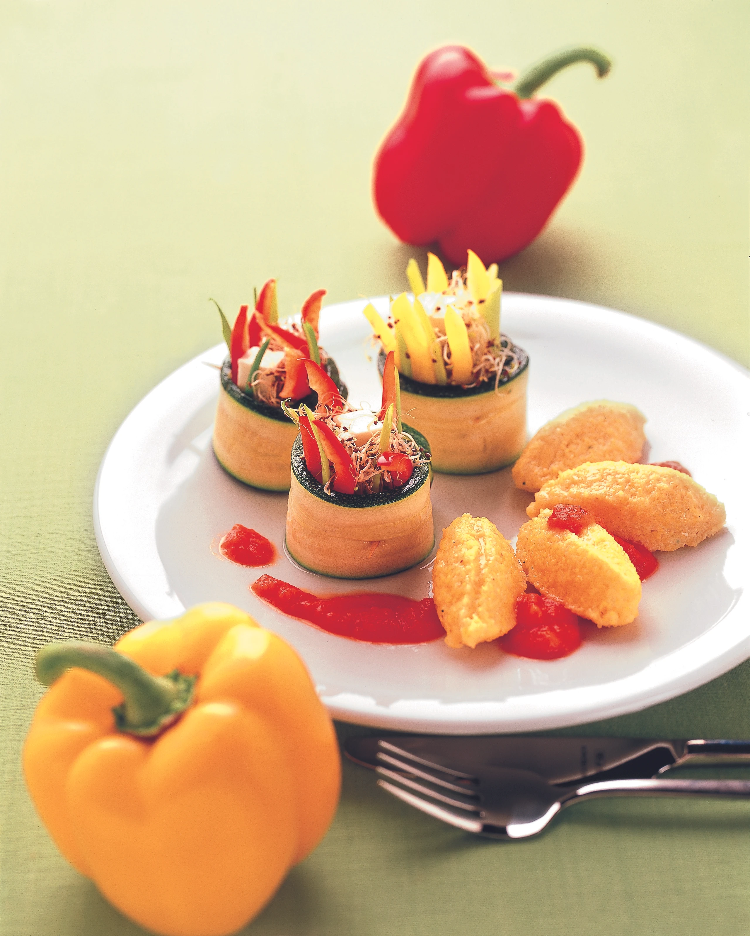 Zucchini-Röllchen mit Kürbis-Paprikacreme und Polentanockerln