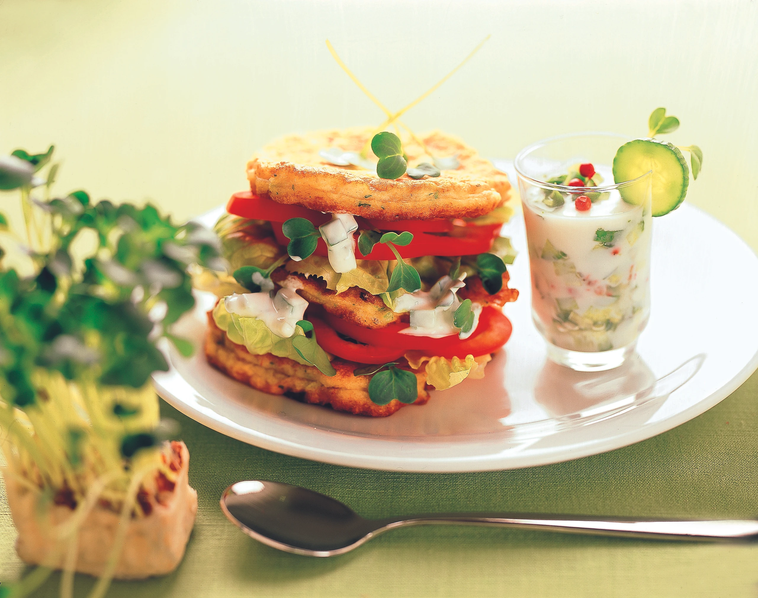 Gemüse-Joghurt-Blinis mit Kresse-Gurken-Dip