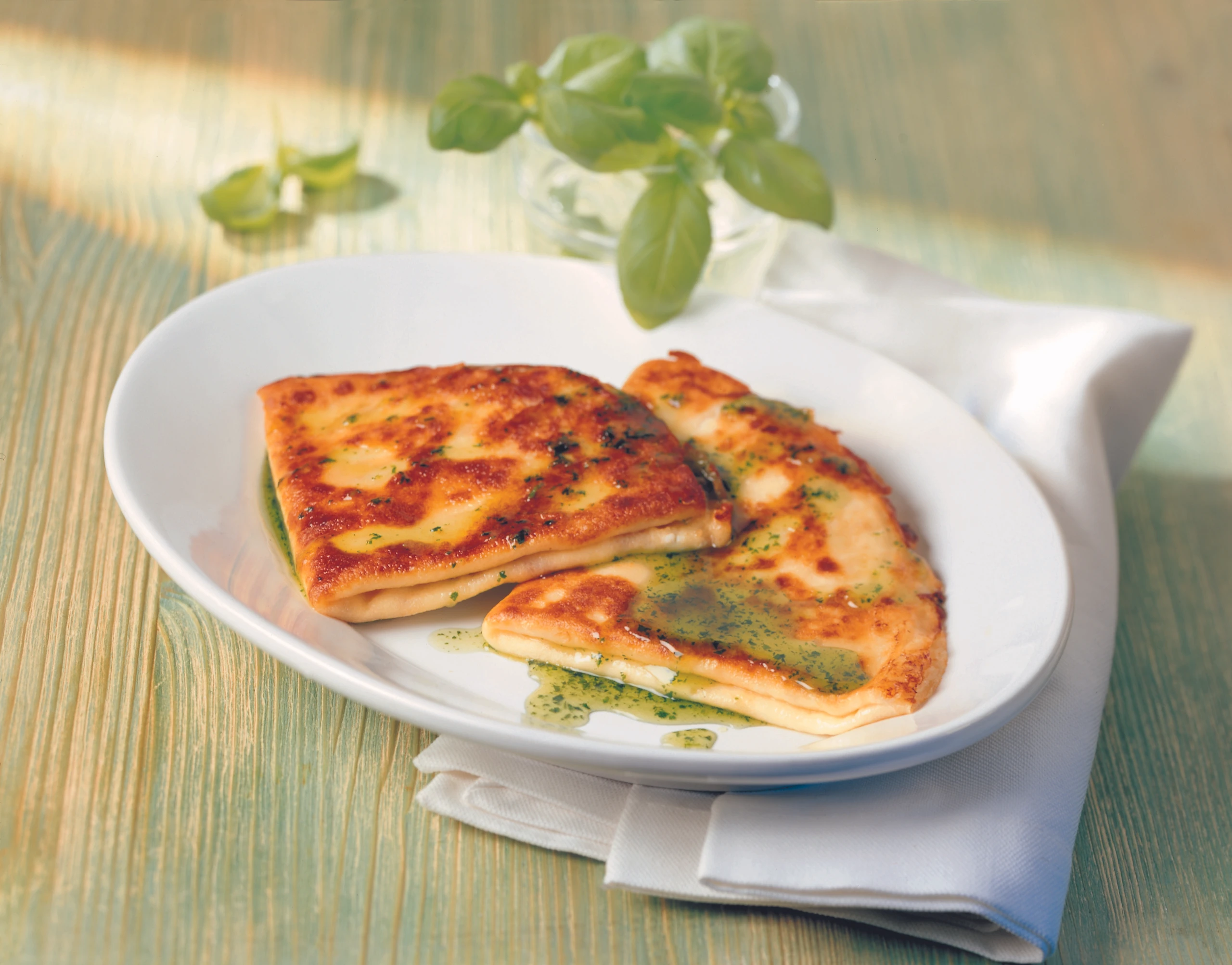 Ziegentopfen-Crespelle auf Basilikumsirup