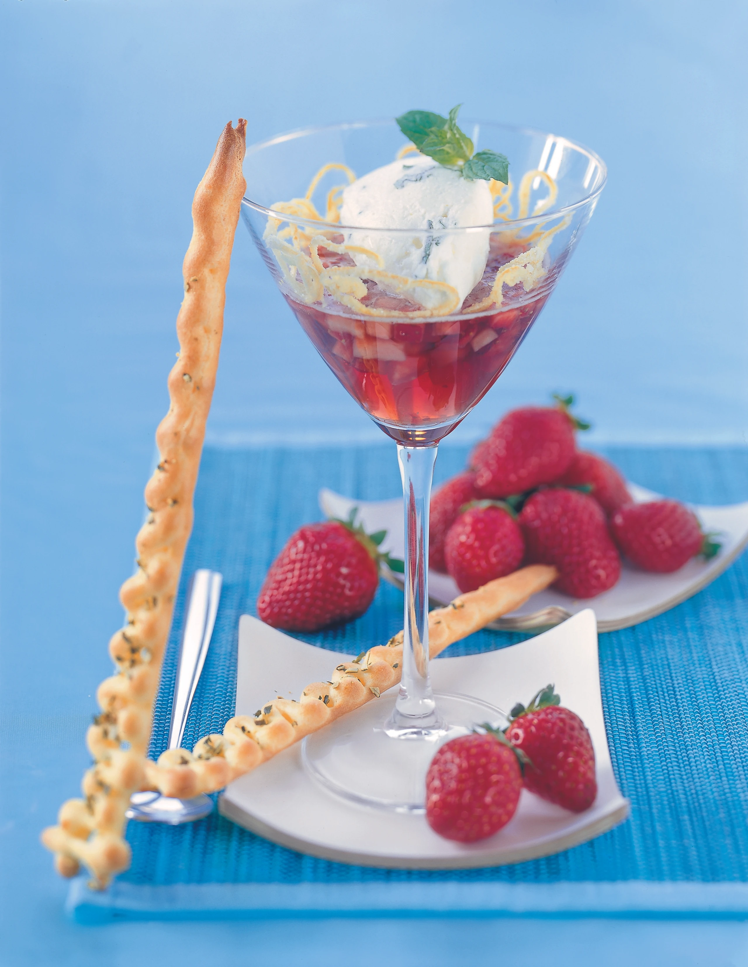 Erdbeer-Prosecco-Gelee mit Zitronenmelissen-Mousse