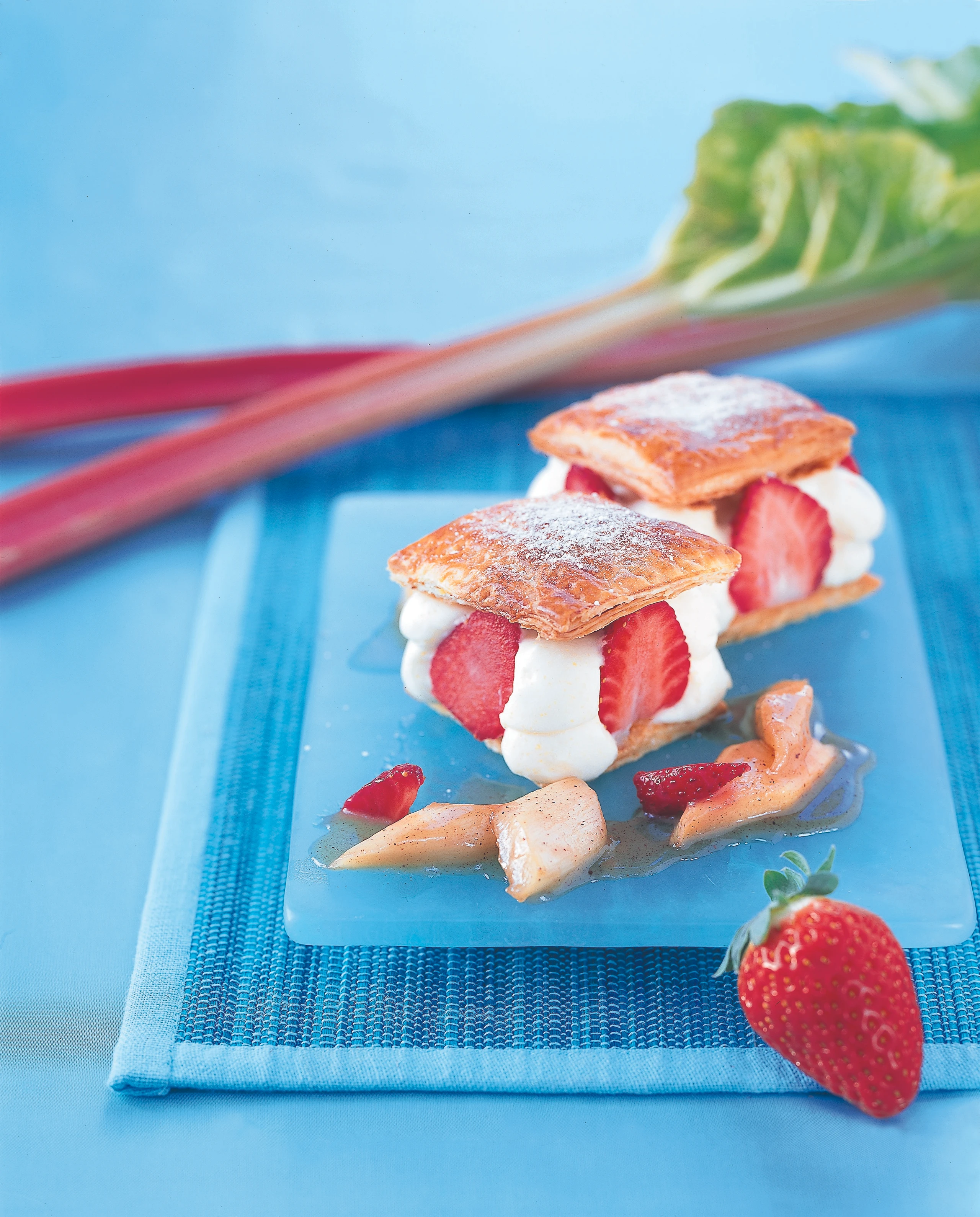 Erdbeer-Vanille-Türmchen mit Rhabarberragout