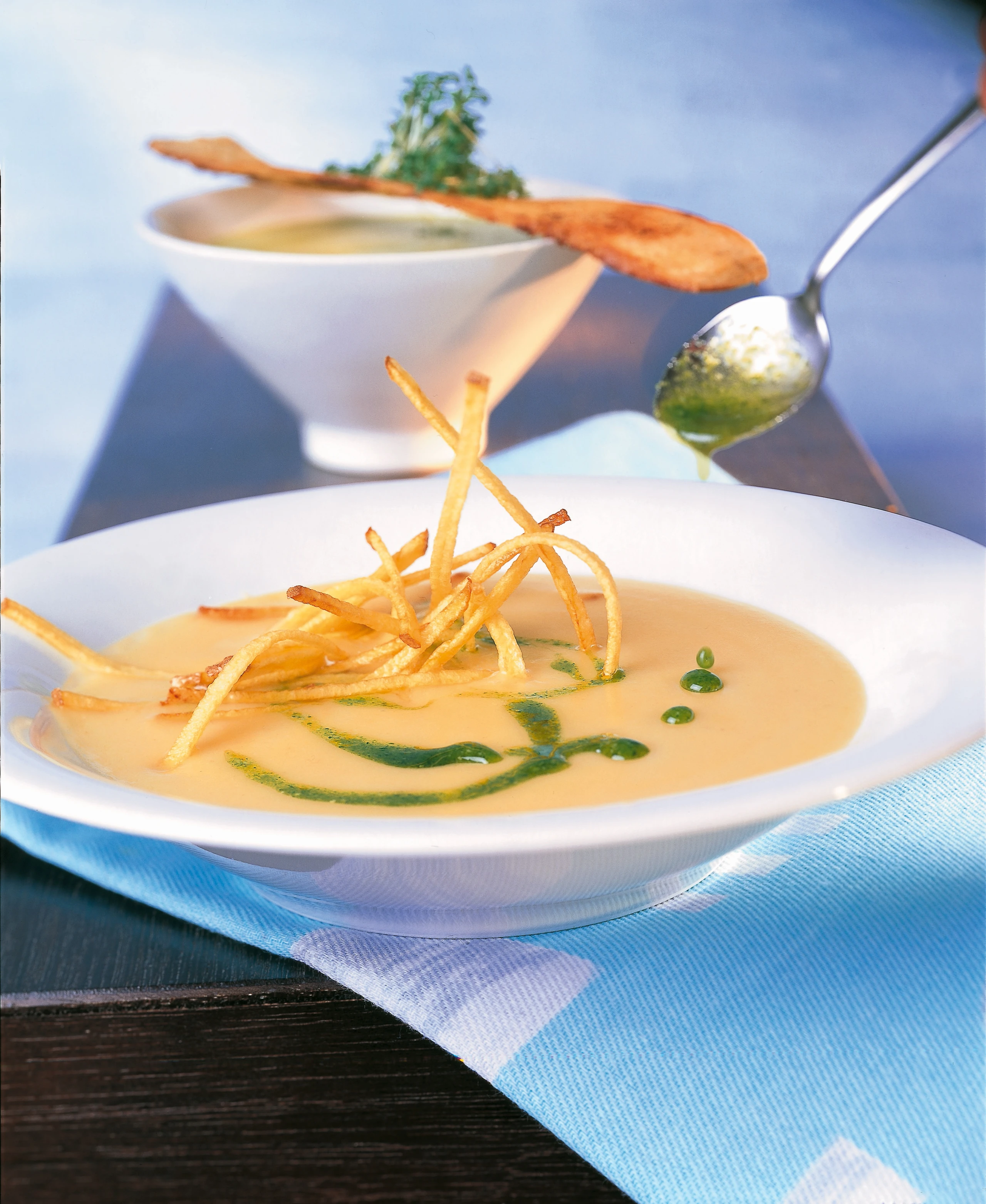 Erdäpfelsuppe mit Petersilpesto