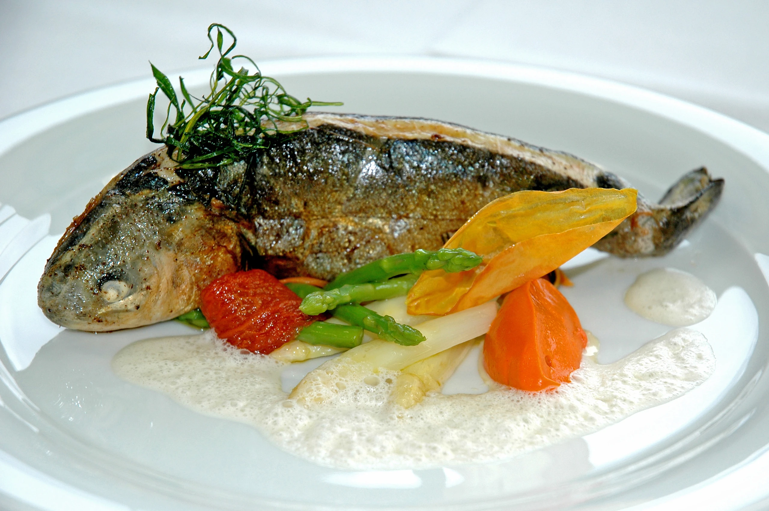 Mild geräucherte Forelle mit Tomatenpüree und Spargelgemüse