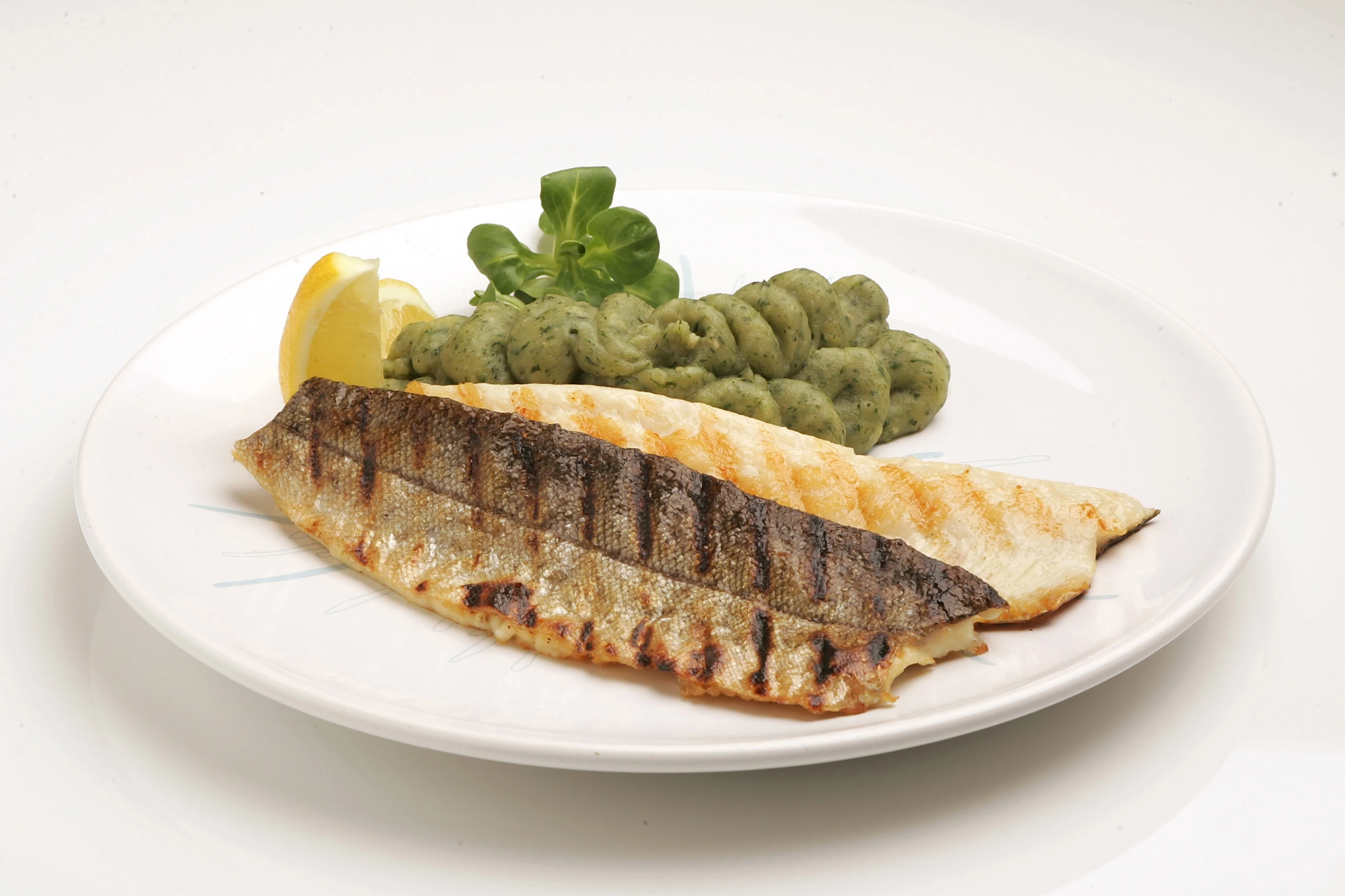 Gegrilltes Saiblingsfilet mit Vogerlsalat-Püree