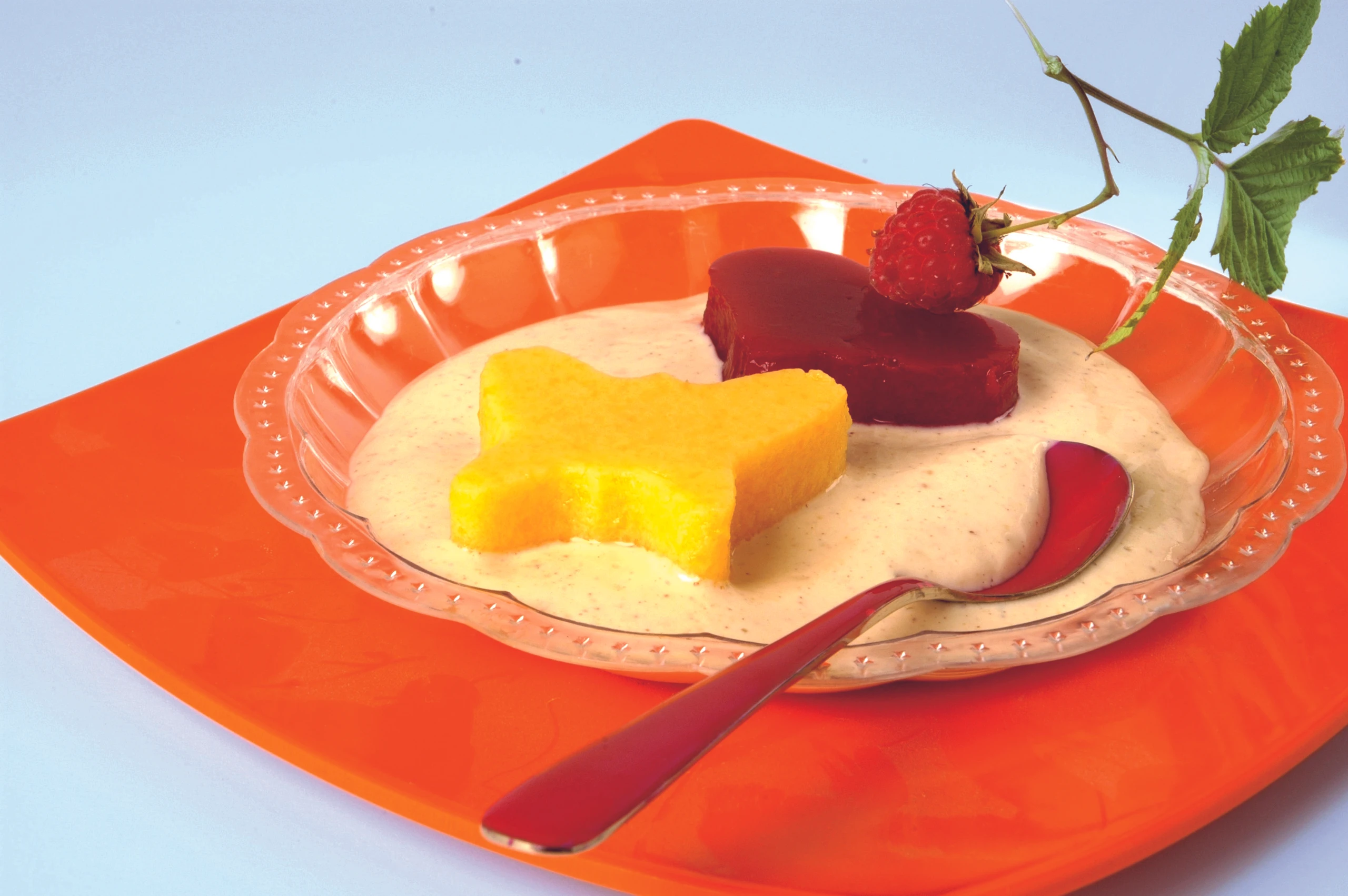 Sterne, Herzen und Tierchen aus Fruchtgelee mit Haselnuss-Sauce