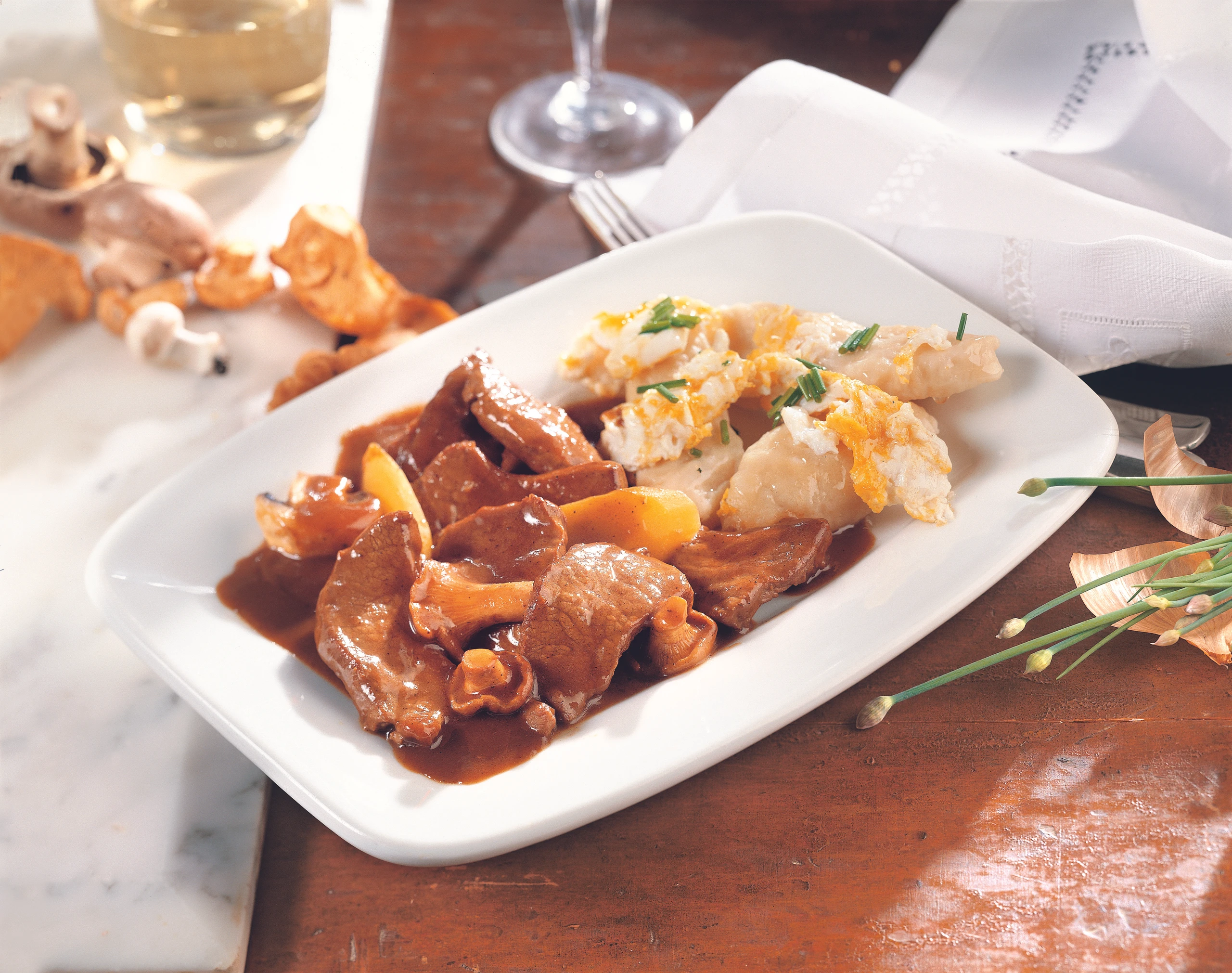 Kalbsragout mit Schwammerln und Eiernockerln