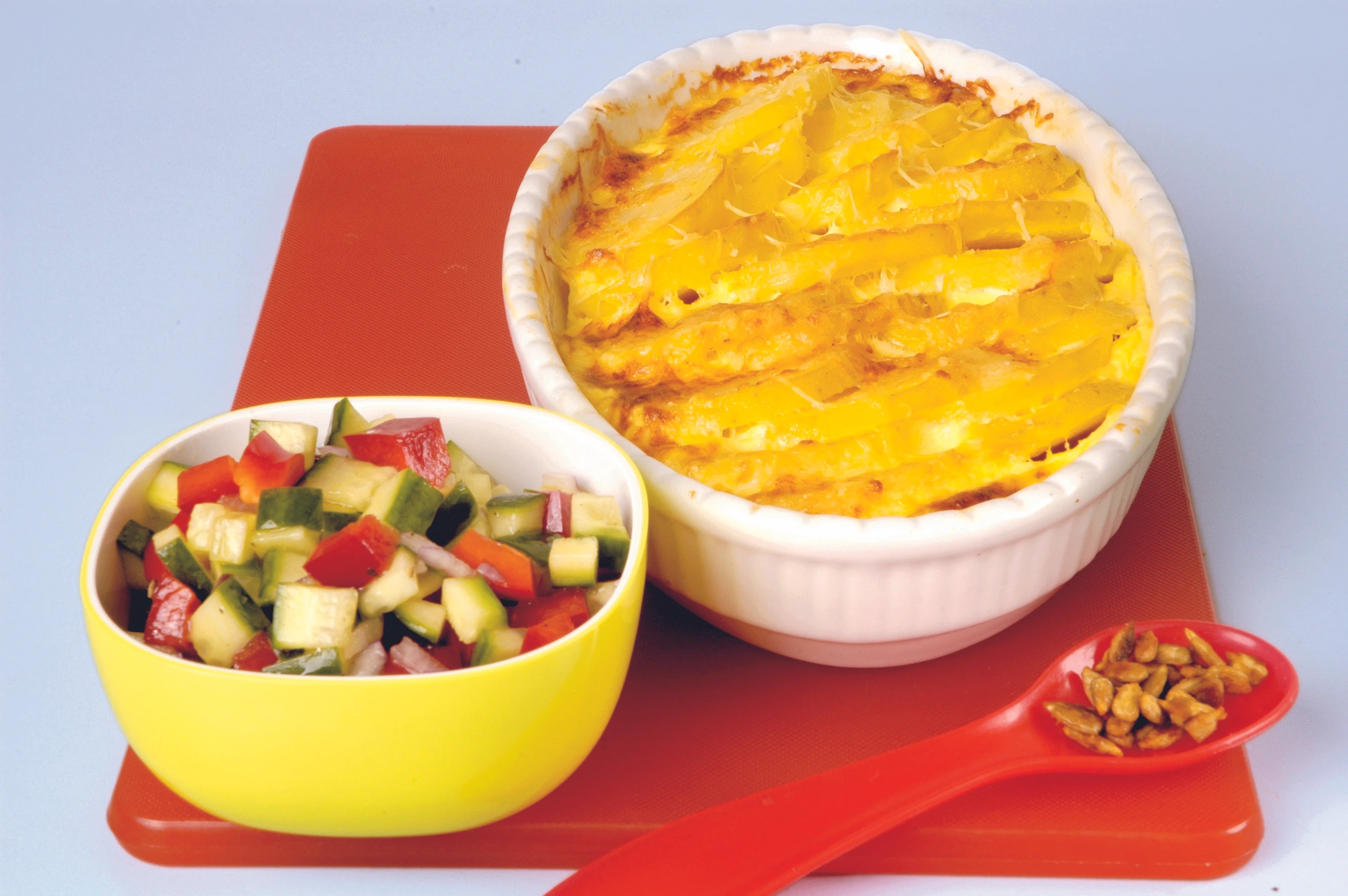 Erdäpfelgratin mit Gurken-Paprika-Salsa