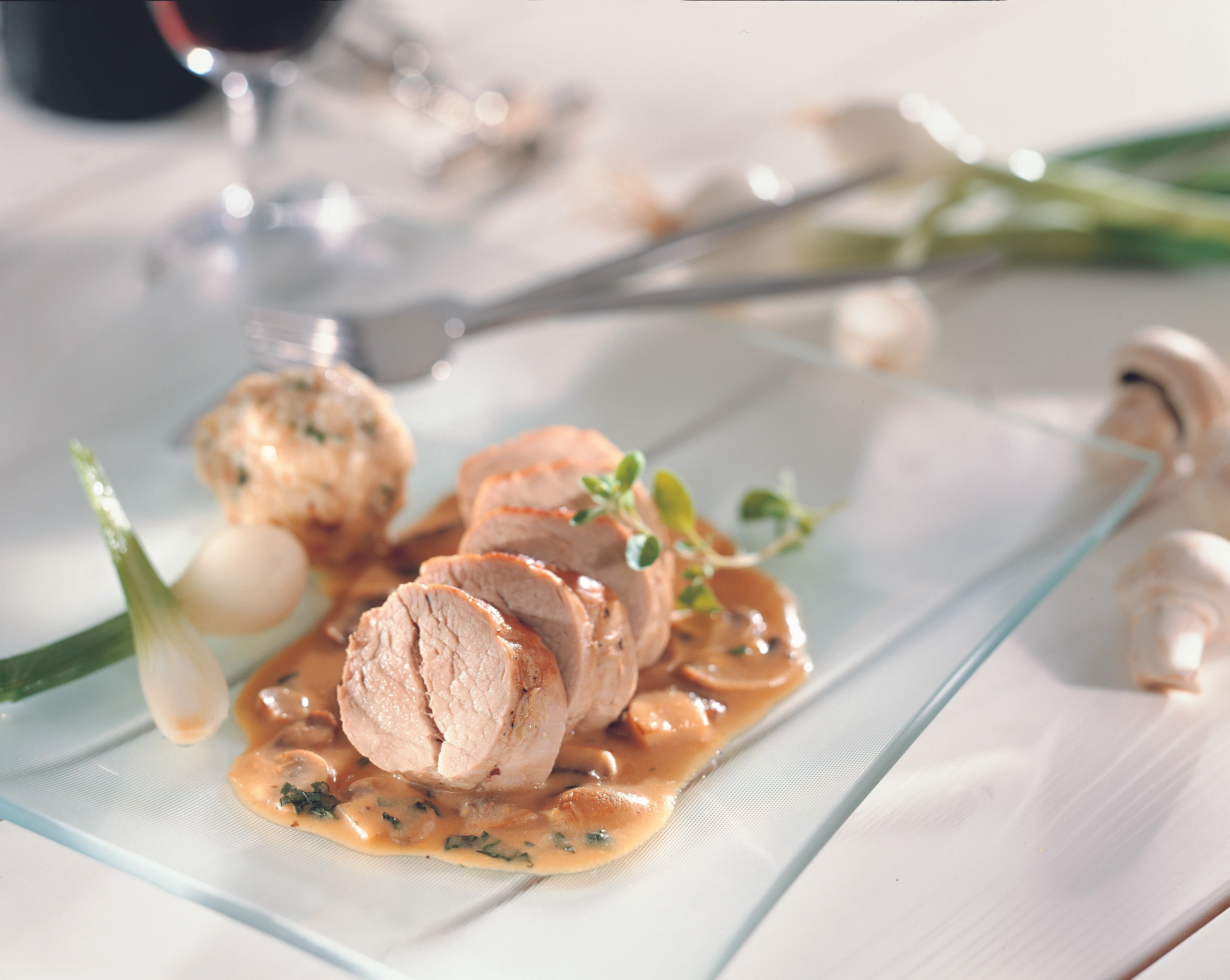 Schweinsfilet mit Schwammerlsauce und Semmelknödeln